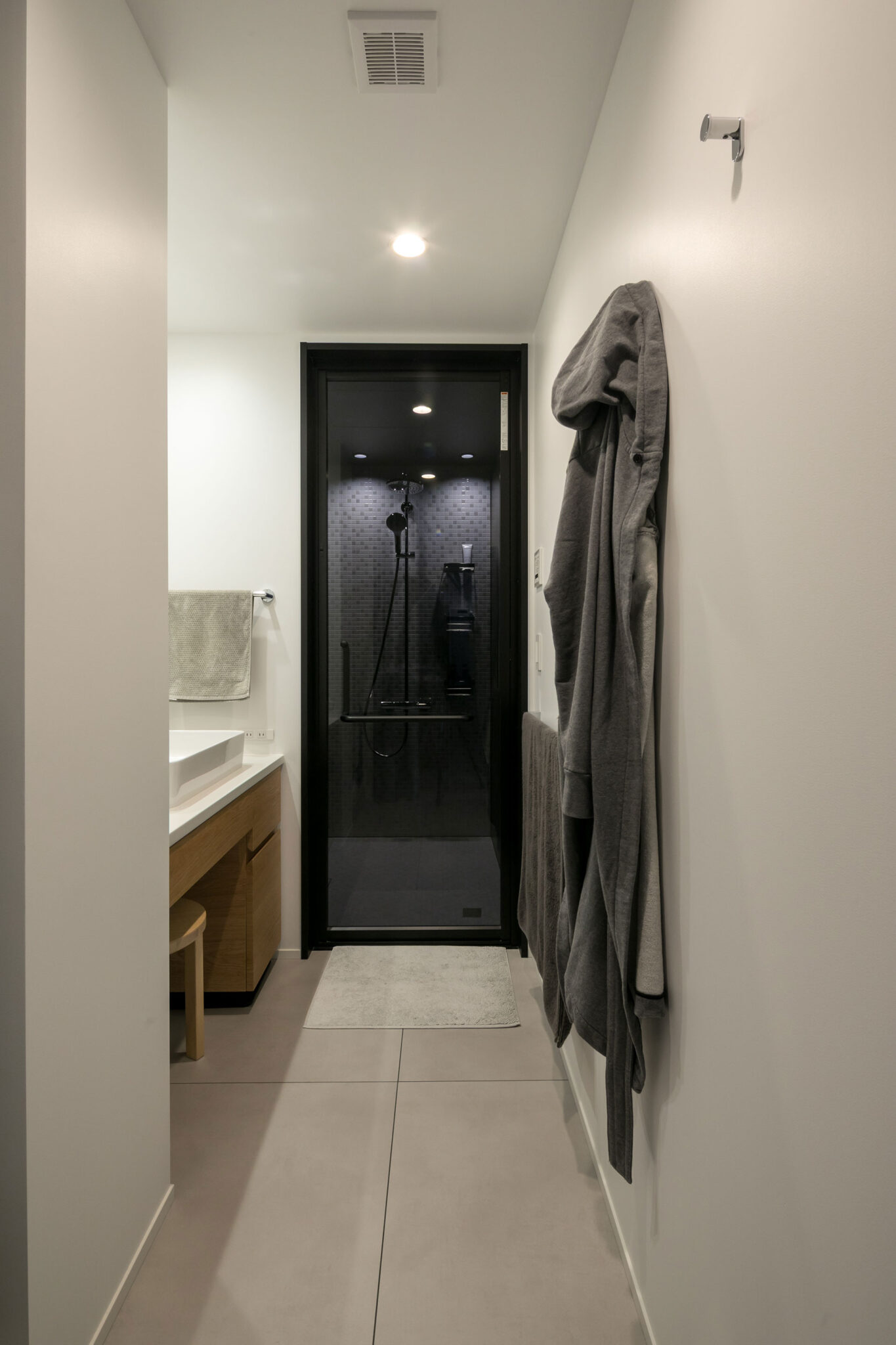 洗面室。水回りはシックな雰囲気で統一した。