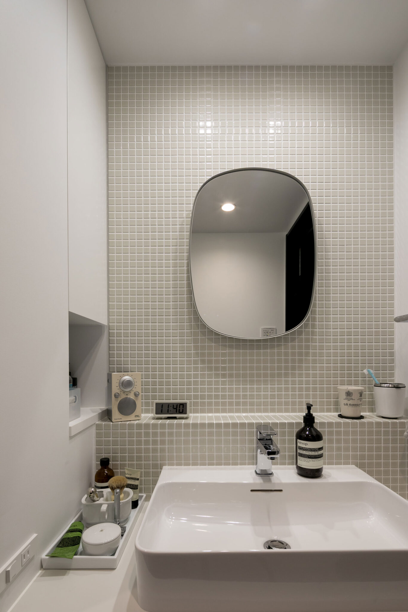 タイルをアクセントにした洗面所。