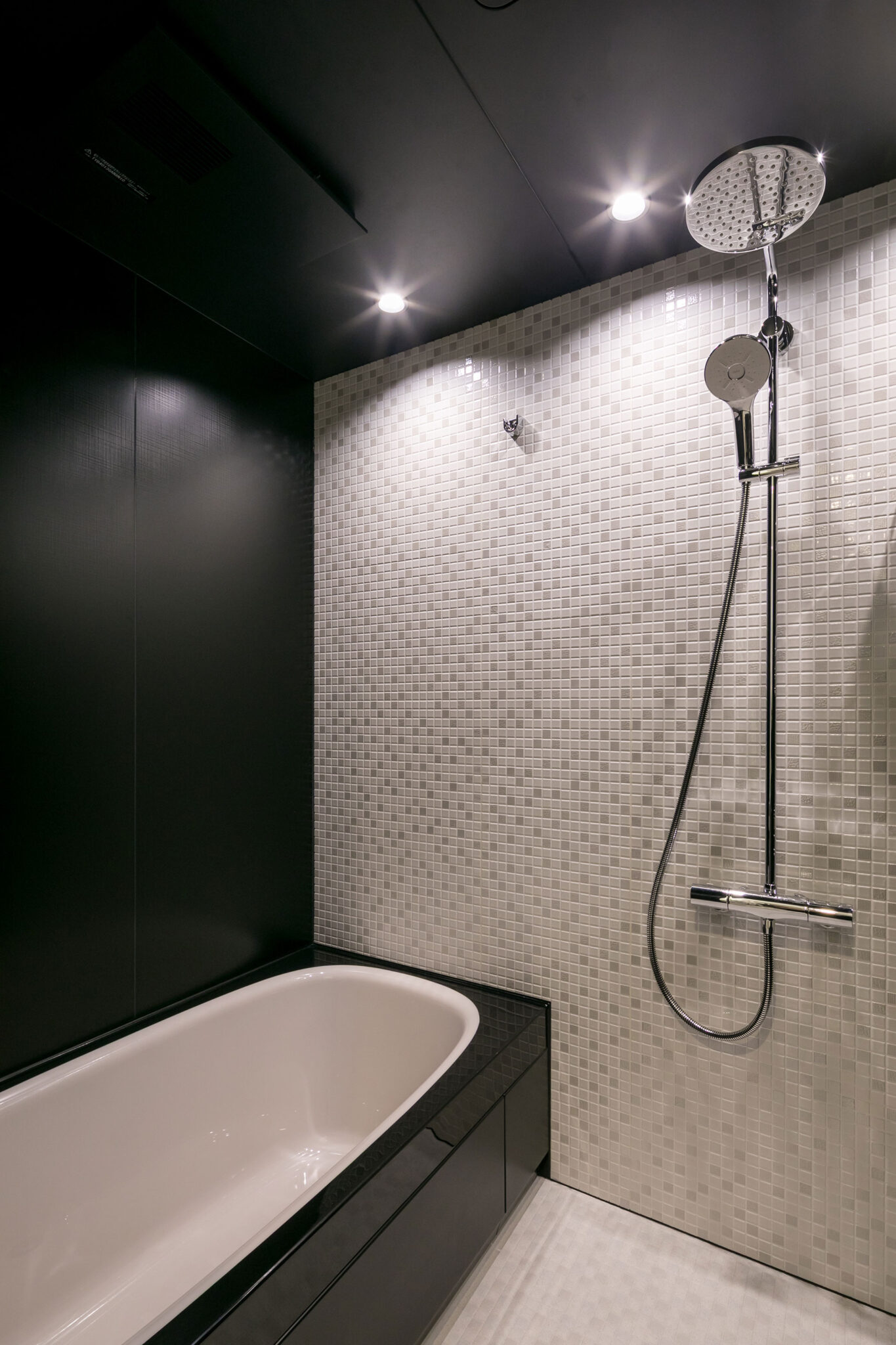 バスルームは黒を基調に一新した。