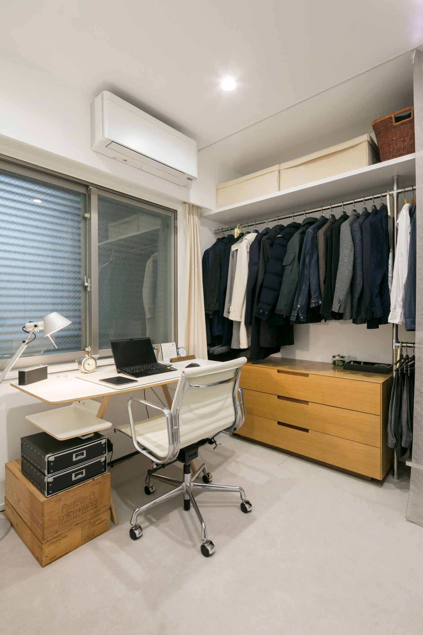 リノベーションで書斎に収納を集約し、すっきりとした空間に。