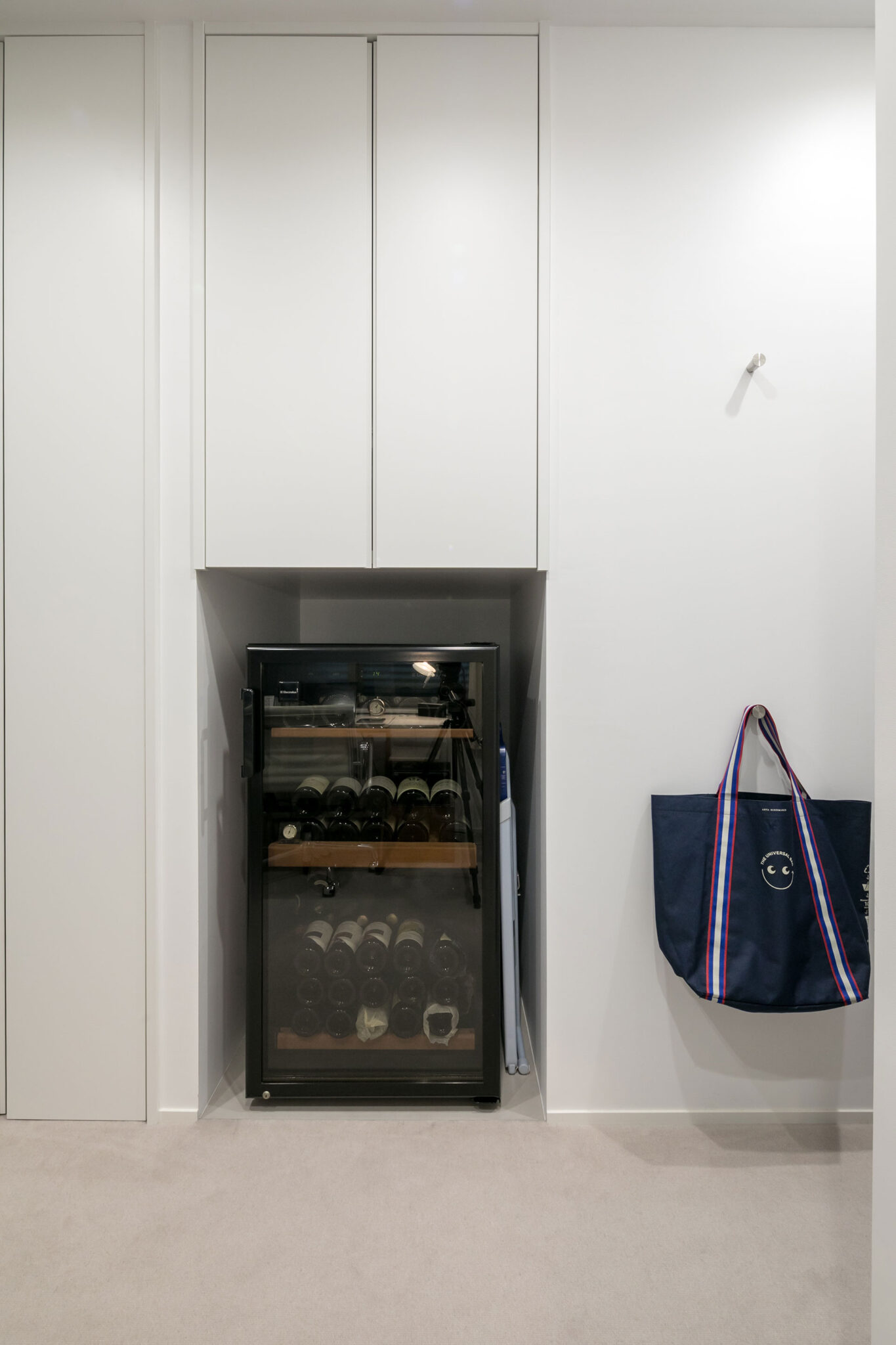 書斎の一画にワインセラーを組み込んでいる。