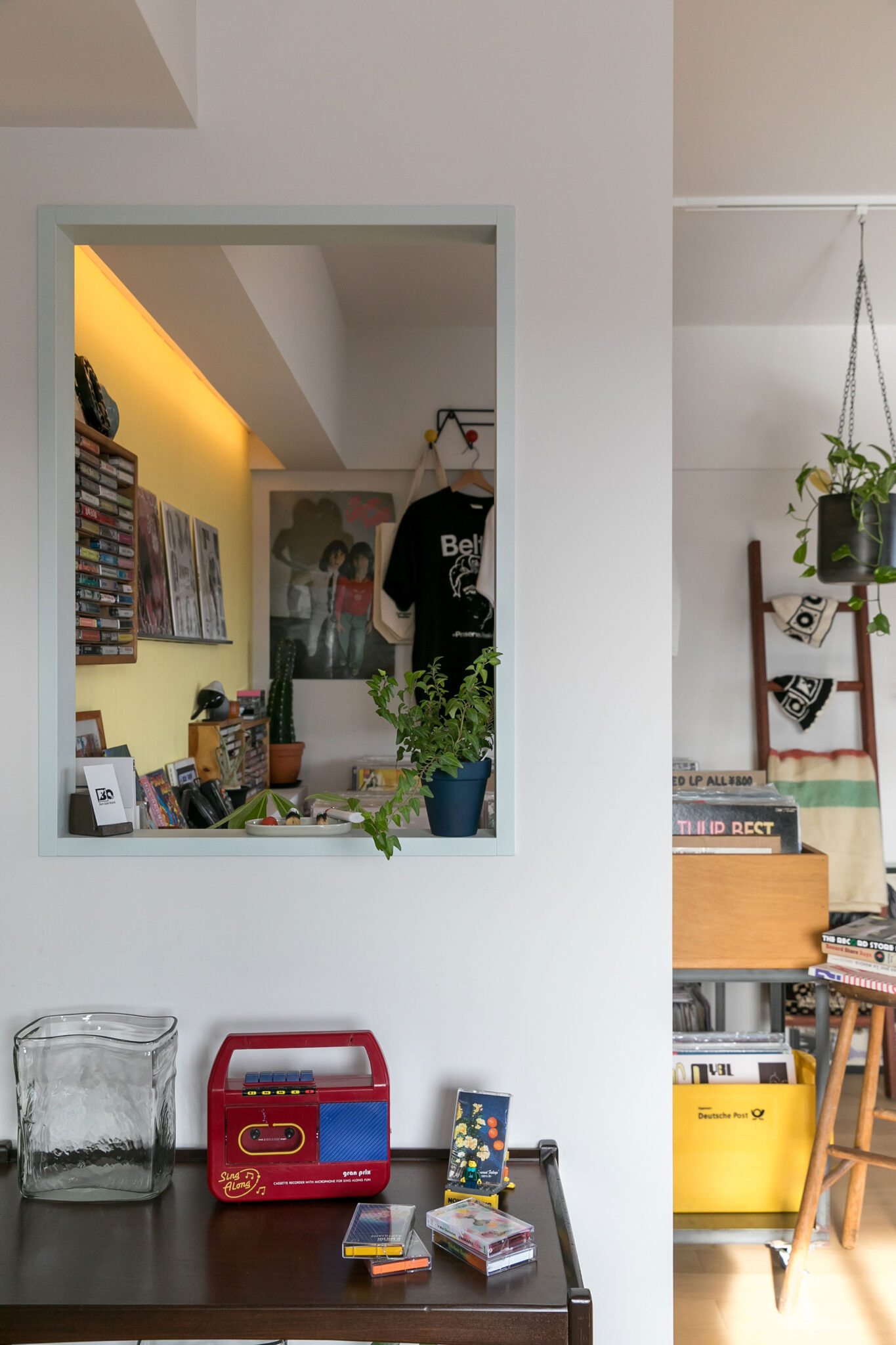 「壁に作った窓に当初はガラスを入れる予定だったのですが、施工途中でなくてもいいのかな、と思い直しました。ショップカードを置くのにちょうどいい場所になりました」