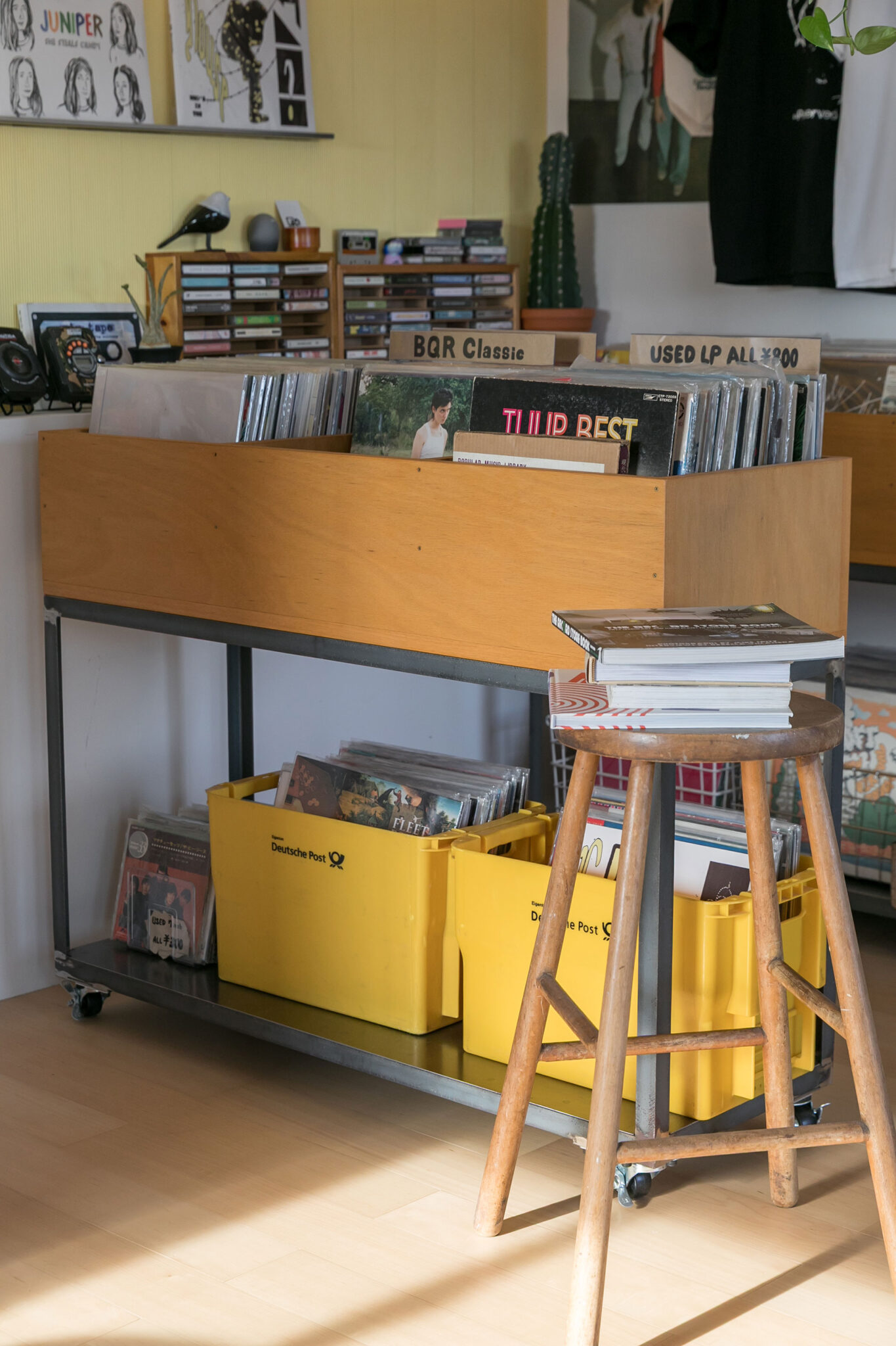 オーダーで作ったレコードボックス。鉄製の脚も木製のボックスも塗装せずに仕上げた。