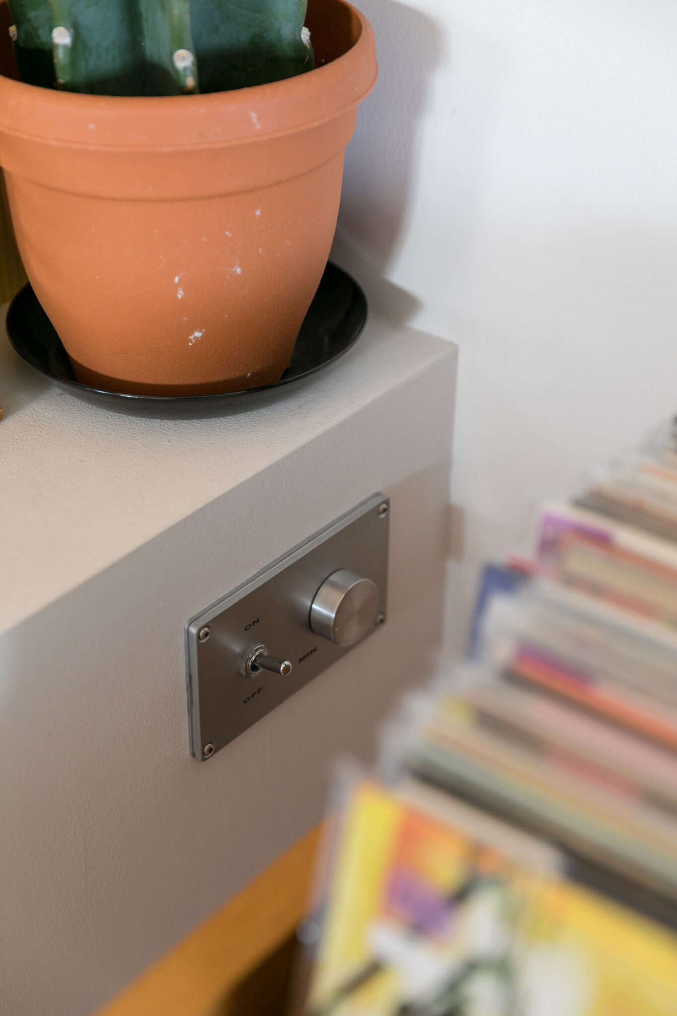 オーディオ機器のような、照明のトグルスイッチと調光のツマミ。