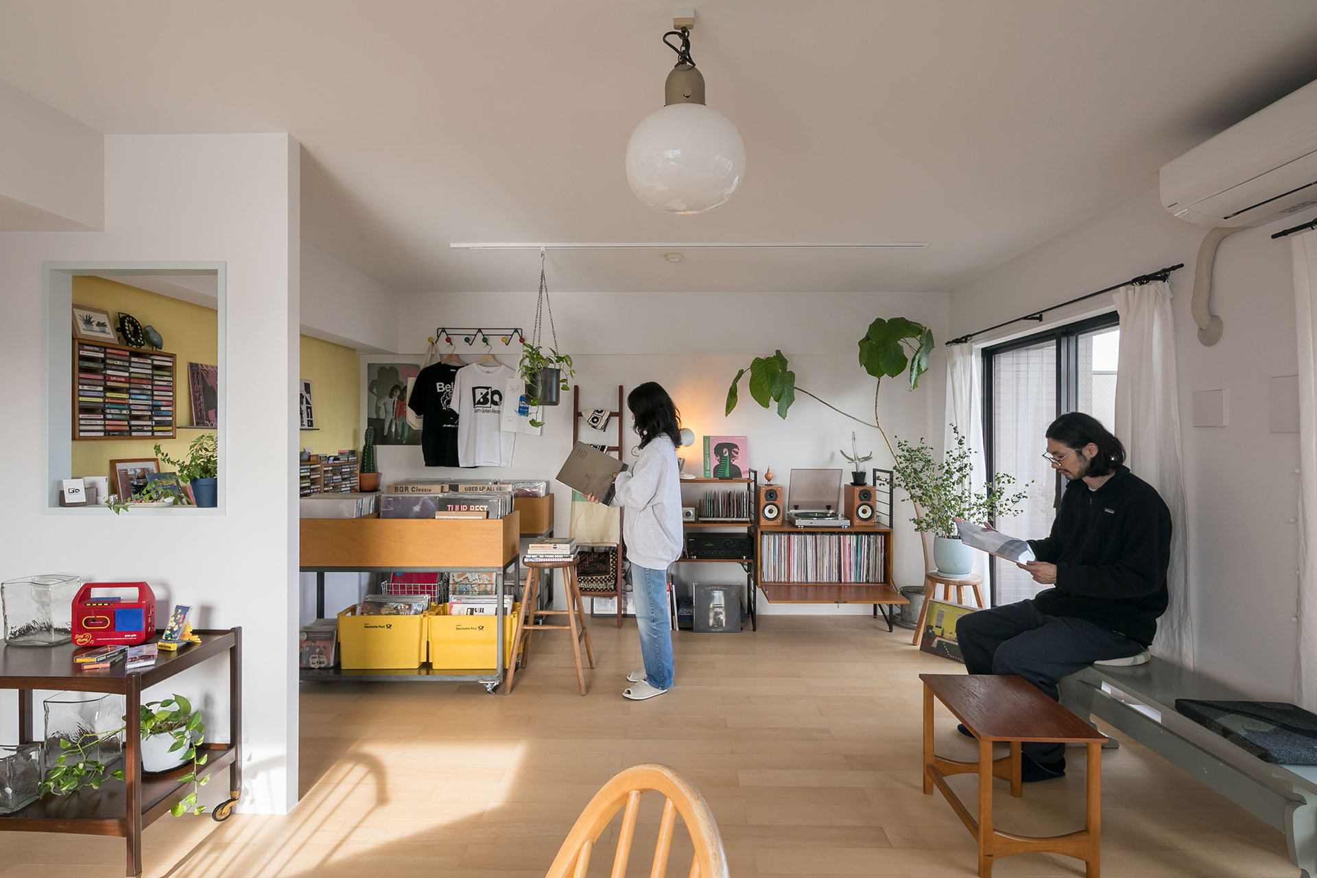 窓際のベンチやソファ、廊下のカフェテーブルなど、居場所がたくさんある。