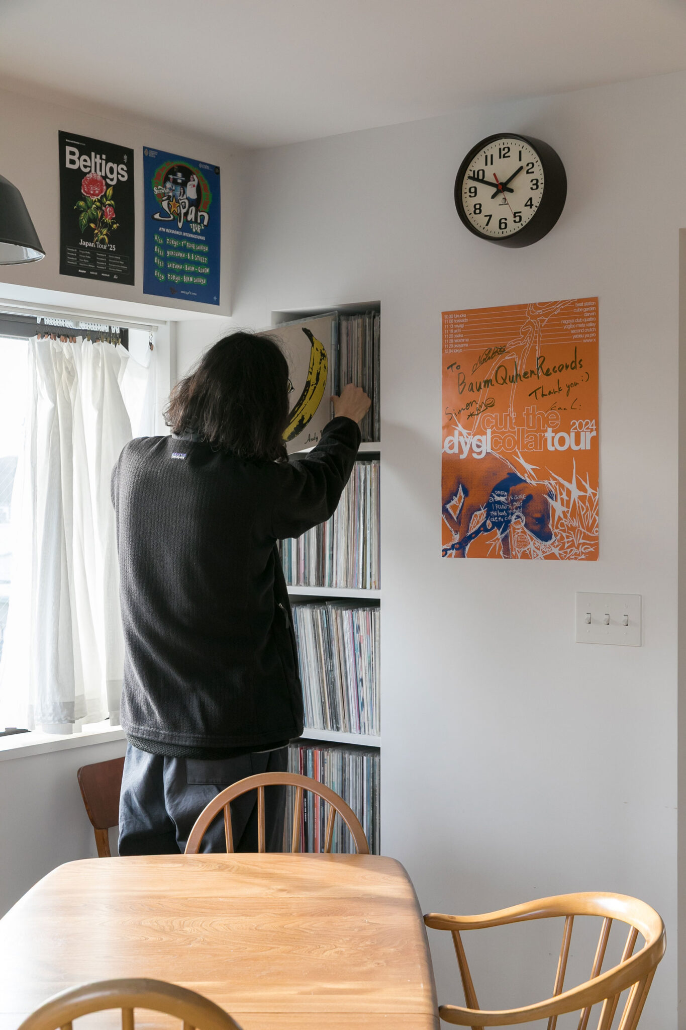 壁のニッチをレコードラックに。ここにあるのは私物のレコード。