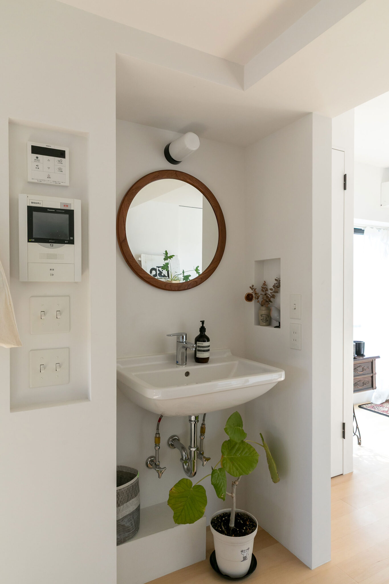 洗面所はニッチを活かして。インターホンもニッチに収める。洗面ボウルはDuravit。