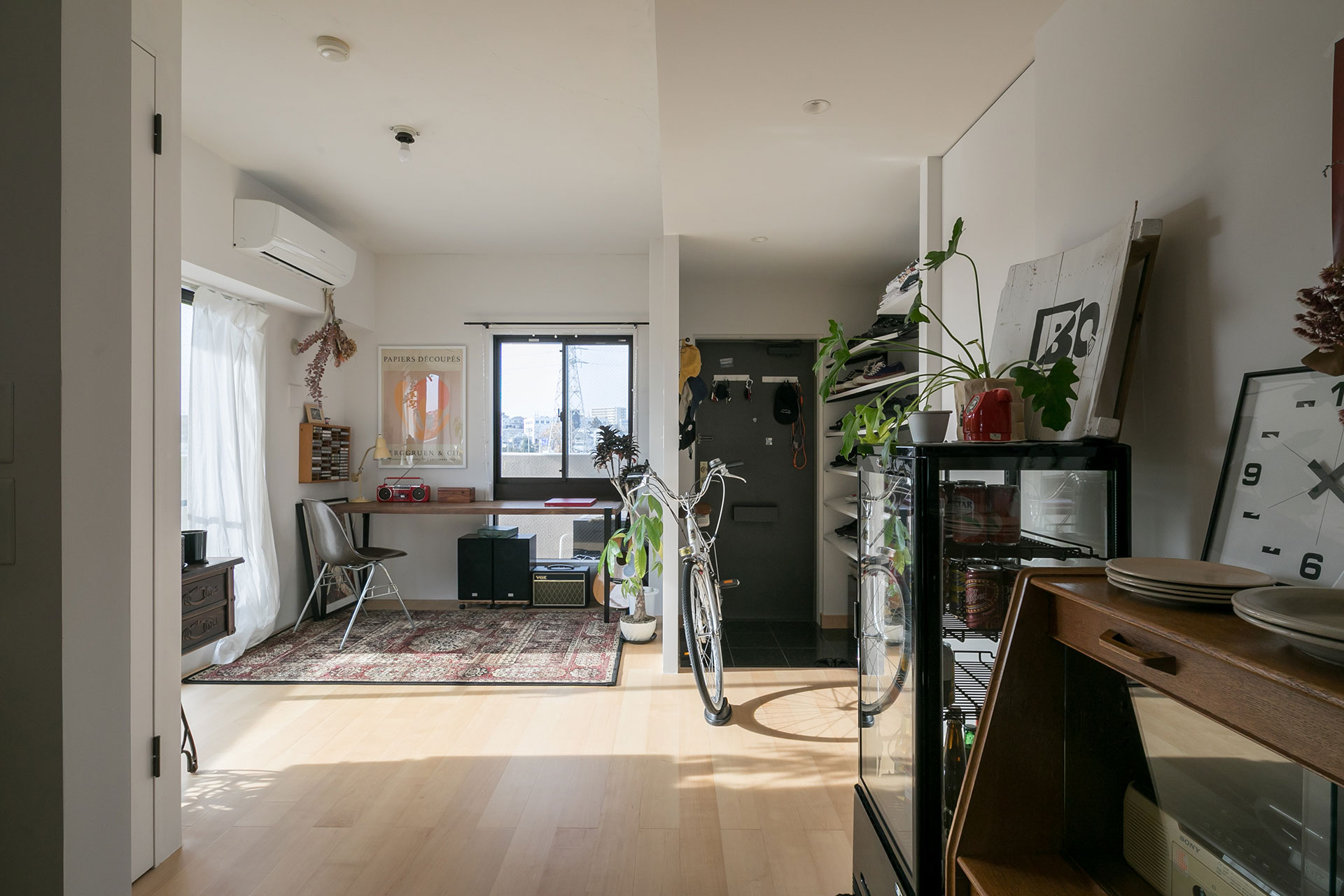 廊下と壁をなくし、玄関を入るとすぐにゆとりのあるフリースペースとなる。「商品を梱包したり、イベントの際に売るものがある人はここに並べたり、機材を置いたり、自由に使うことができる便利なスペースです」