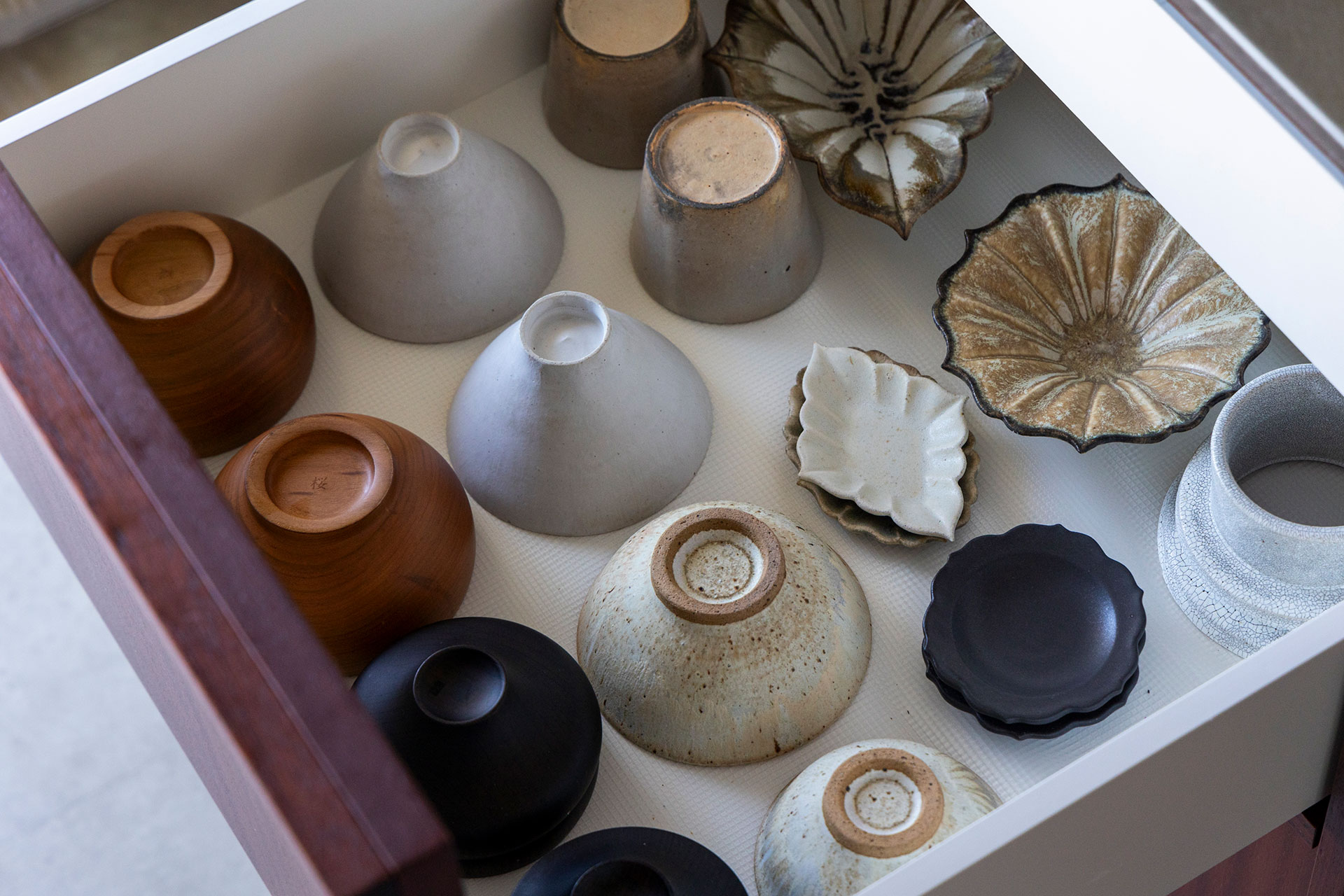 作家ものの和食器は、奥様のコレクション。益子の陶器市によく出かけるそう。