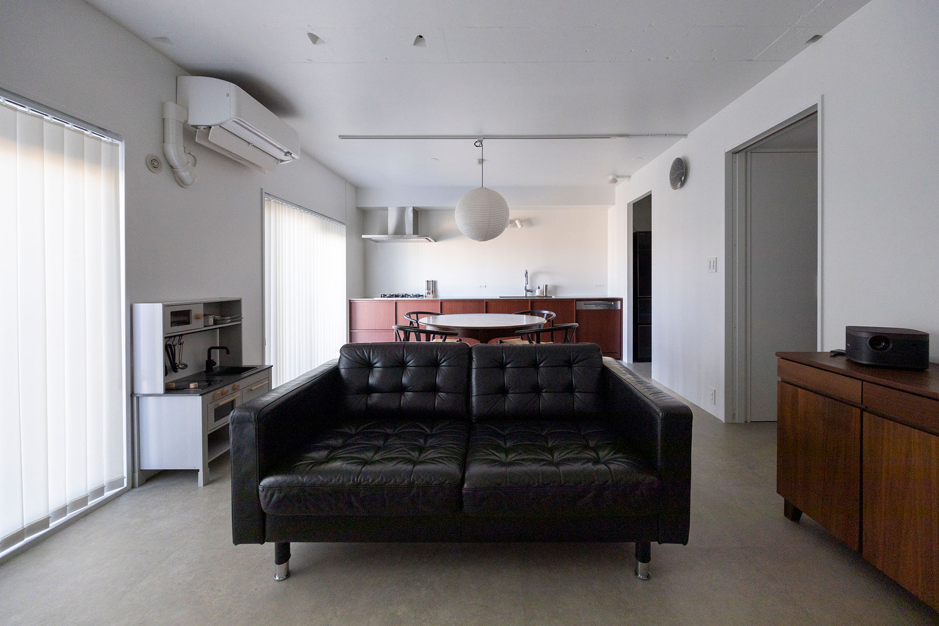 黒いソファはIKEAのもの。入居してから実際の部屋の雰囲気を見て選んだ。