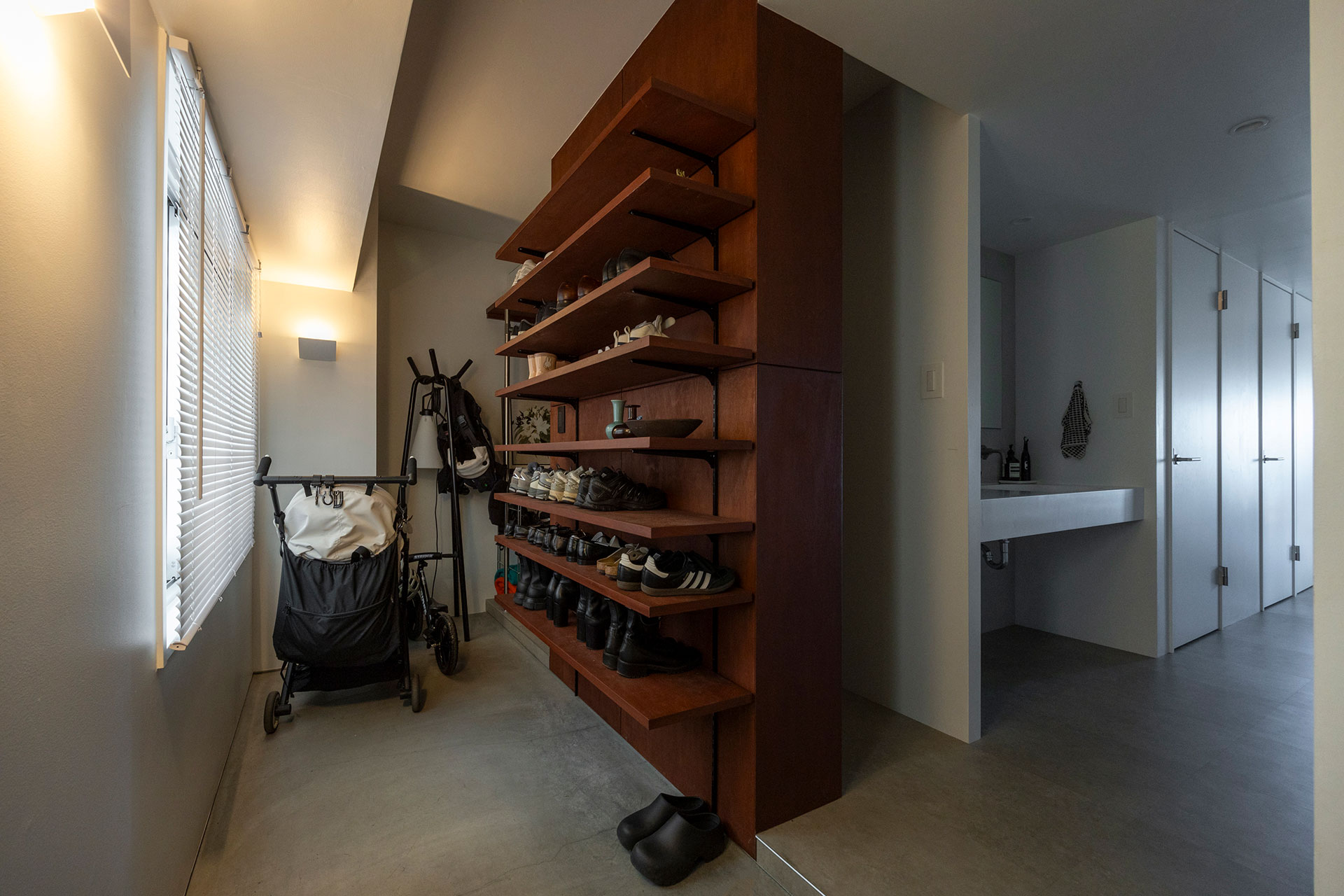 広々とした土間。オープンなシューズクロークを挟んでWIC、洗面へと回遊できる。