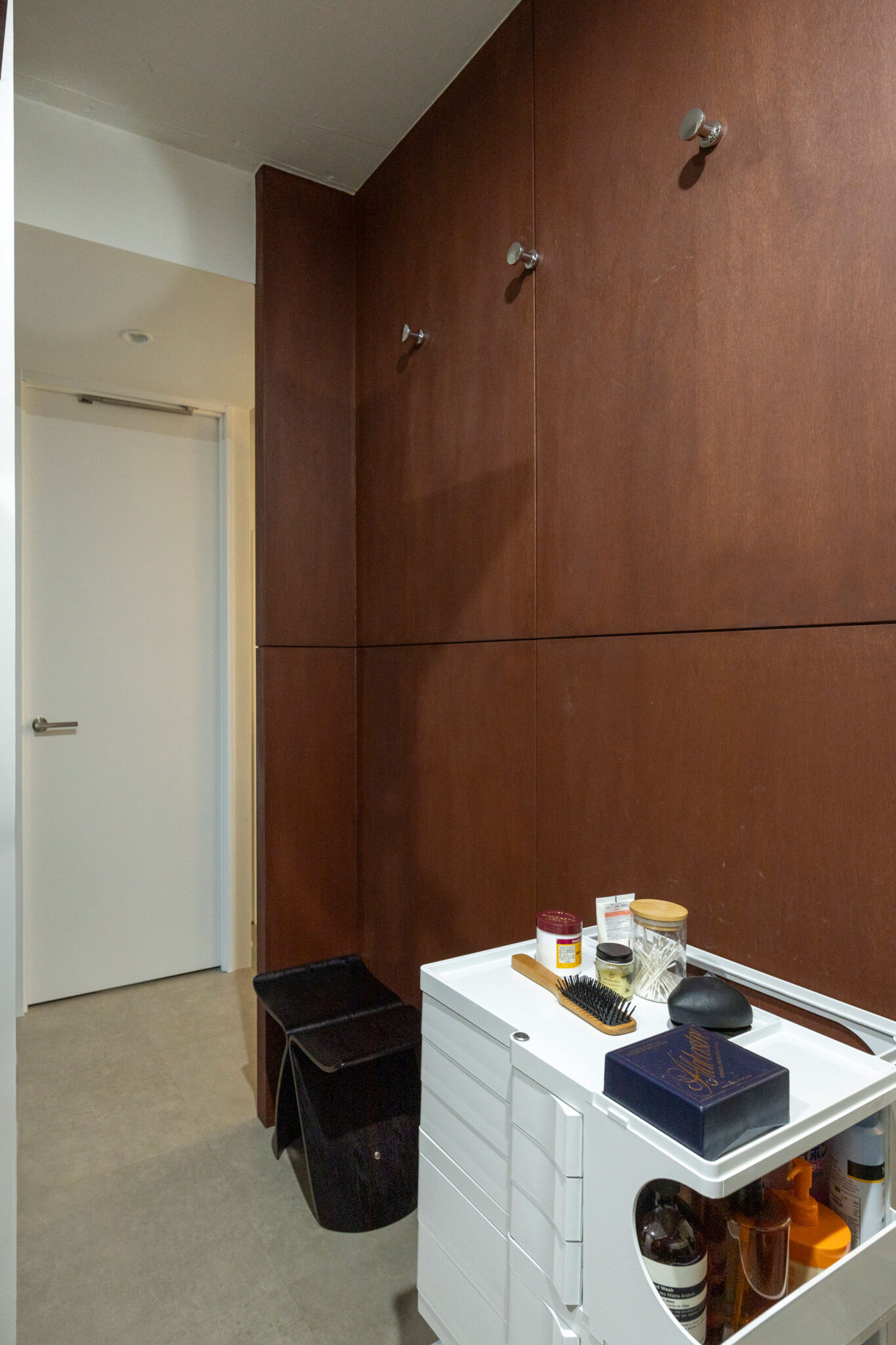 シューズクロークの裏側。素材はラフなラワンを使いつつ、キッチンと同じ色で仕上げた。