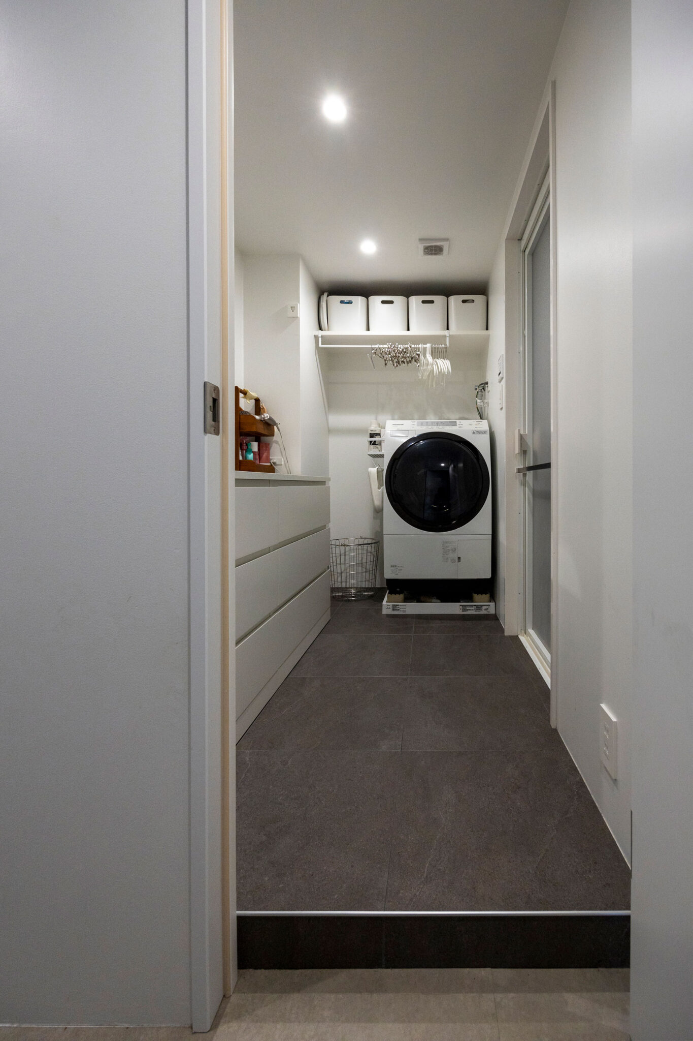 脱衣所は洗面台を外に出して余裕のあるスペースに。洗濯後、ここで乾燥させアイロンかけまで行える。