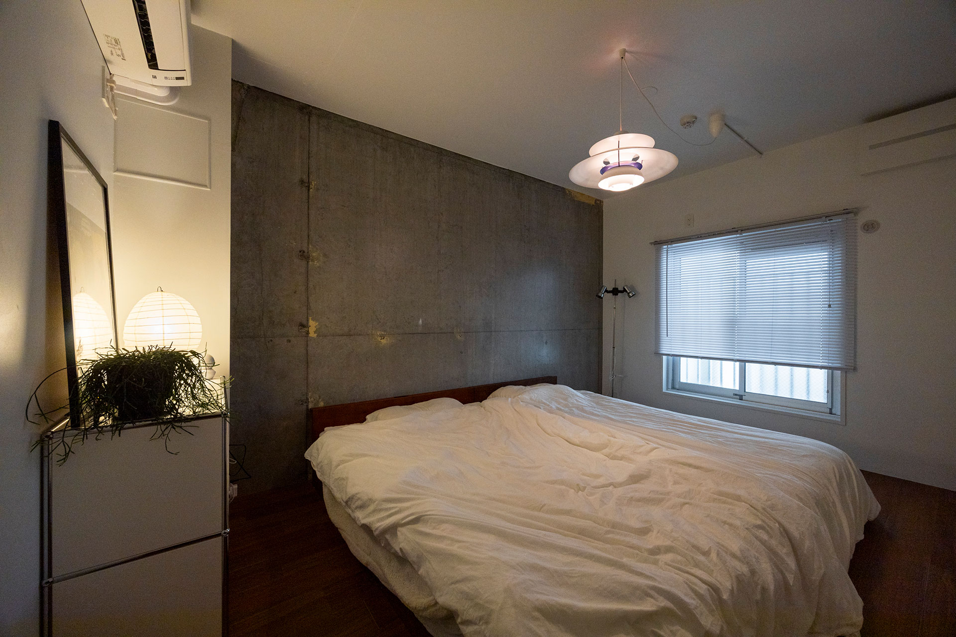 躯体がキレイだったことから、寝室の一面は現しに。ルイス・ポールセンのPH5など、ミッドセンチュリーで彩る。