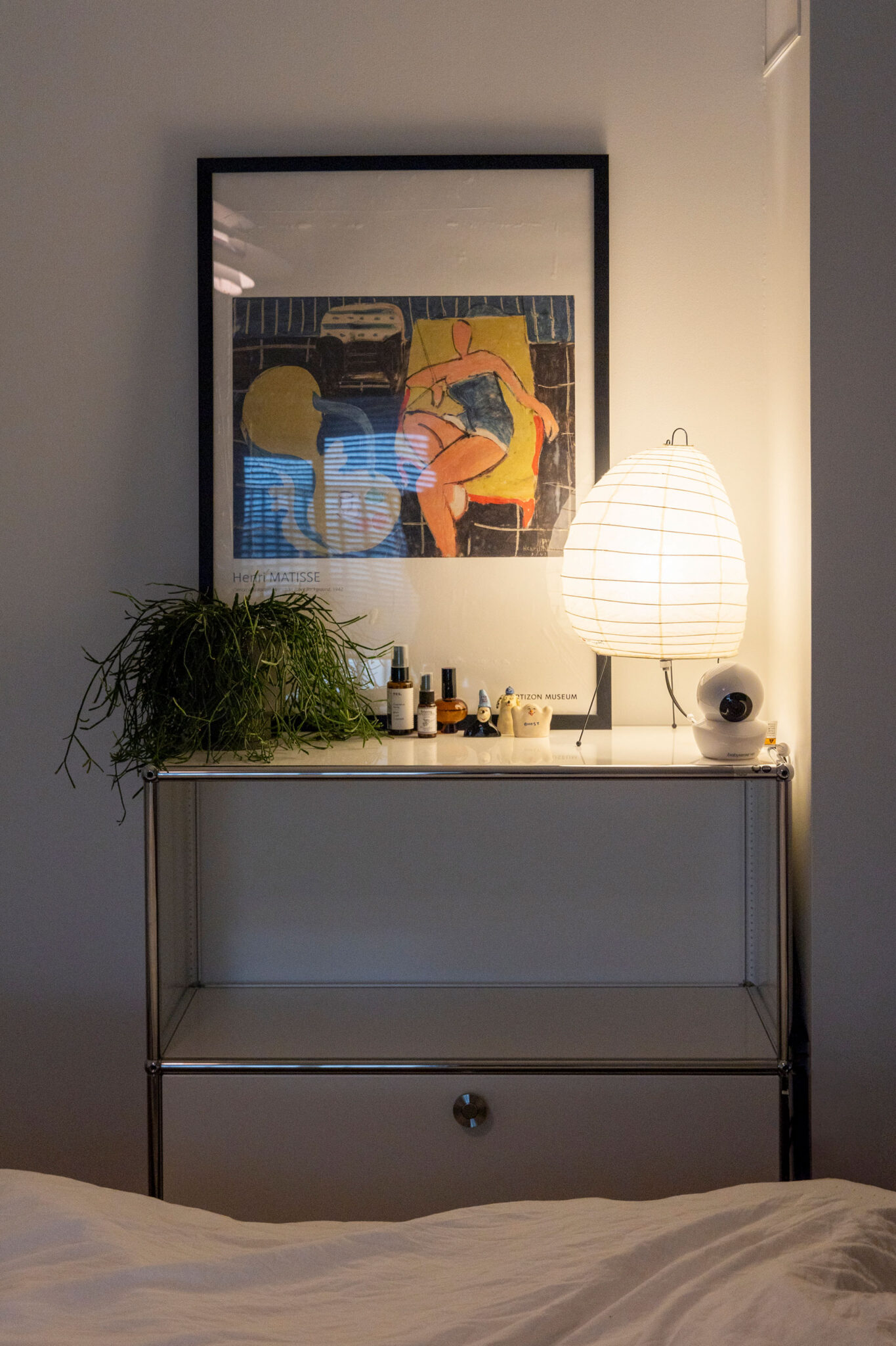 USMハラーのキャビネットに、アンリ・マティスのポスター、イサム・ノグチのAKARIを。