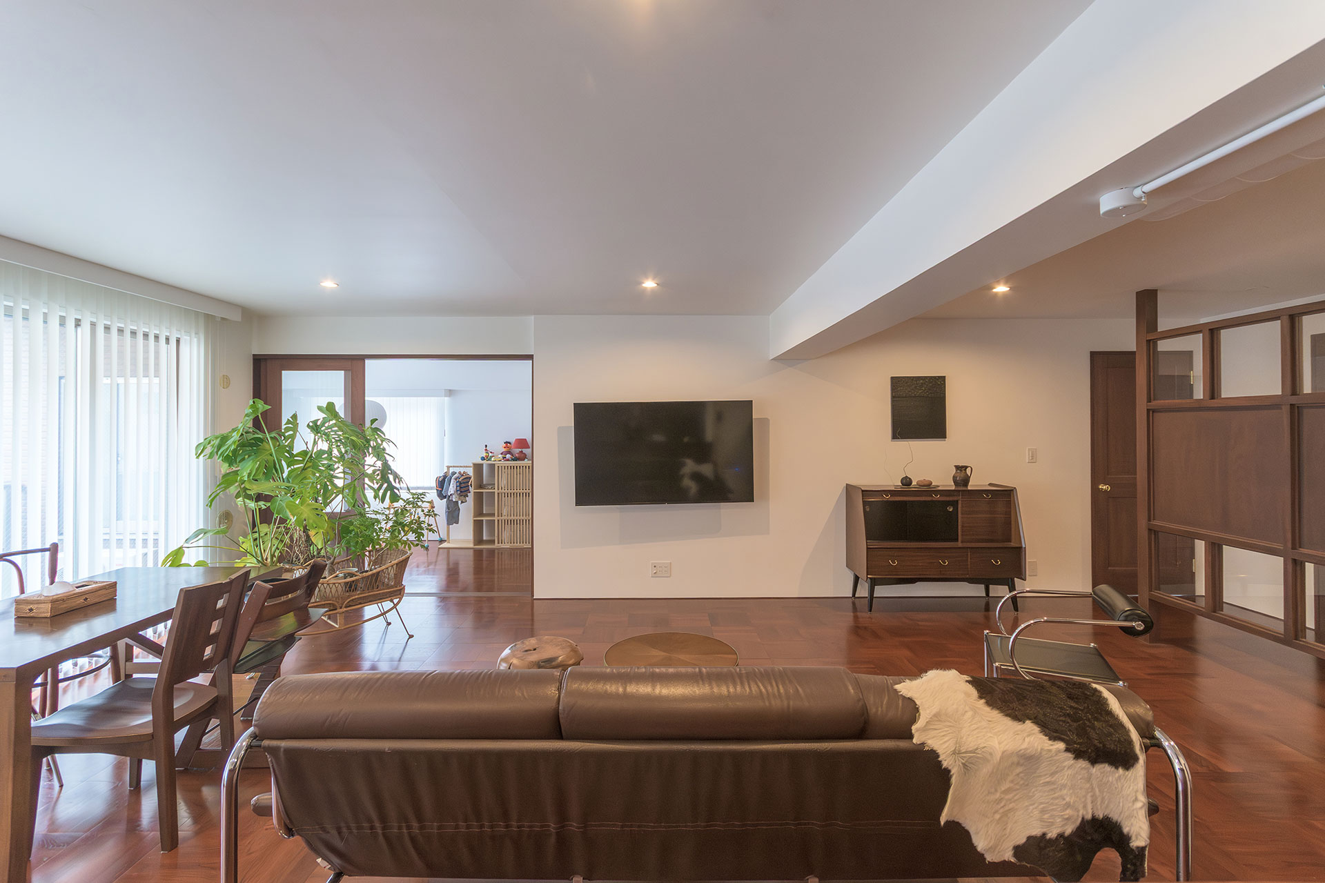 キッチン側から見た、約30㎡のリビング。