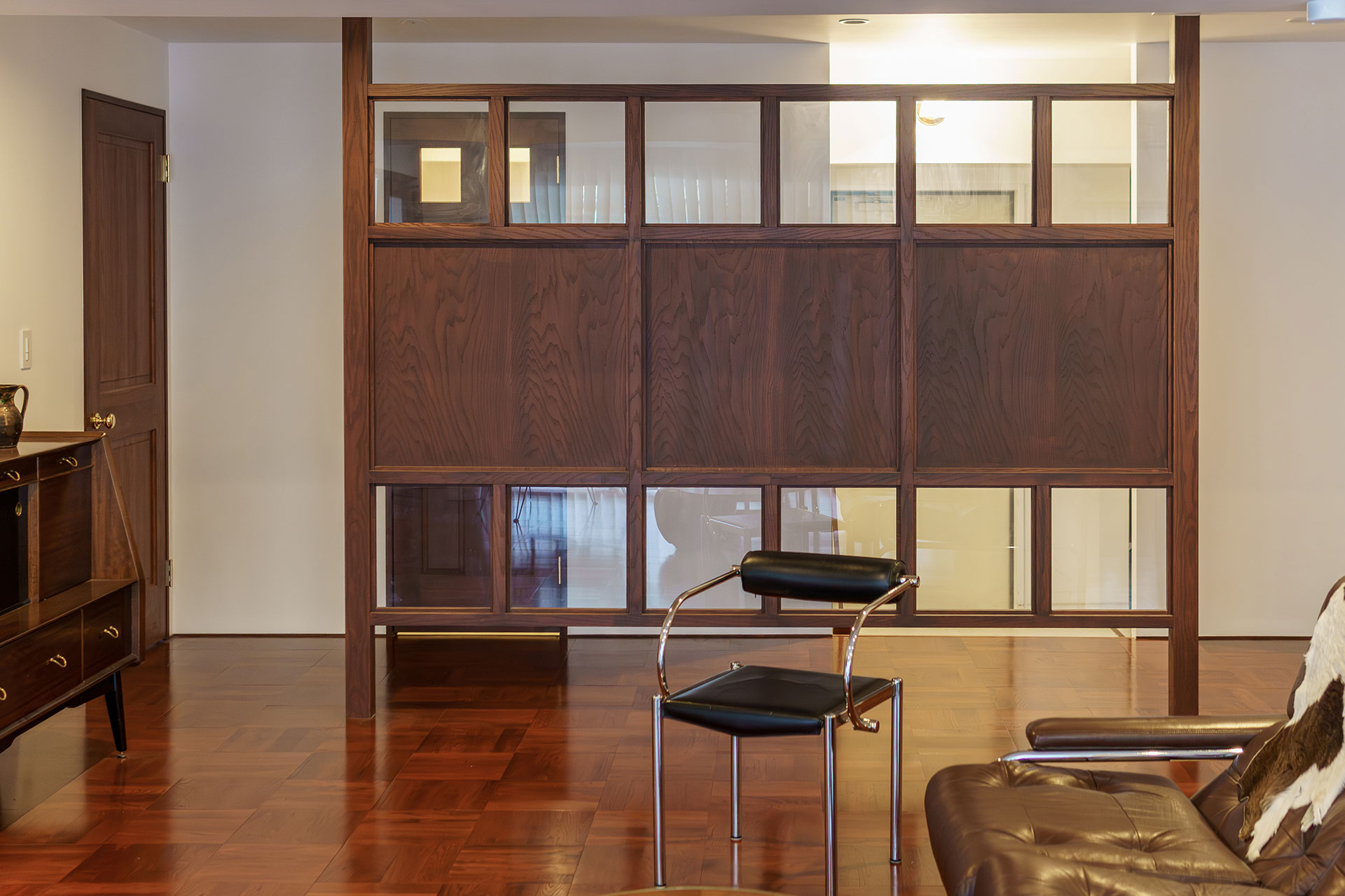 玄関とLDKをパーテーションが仕切る。