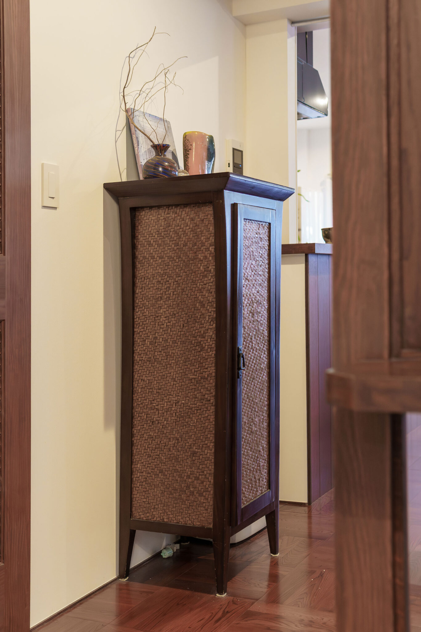 籐の棚は千駄木のリサイクルショップ「FUNagain」で見つけた。