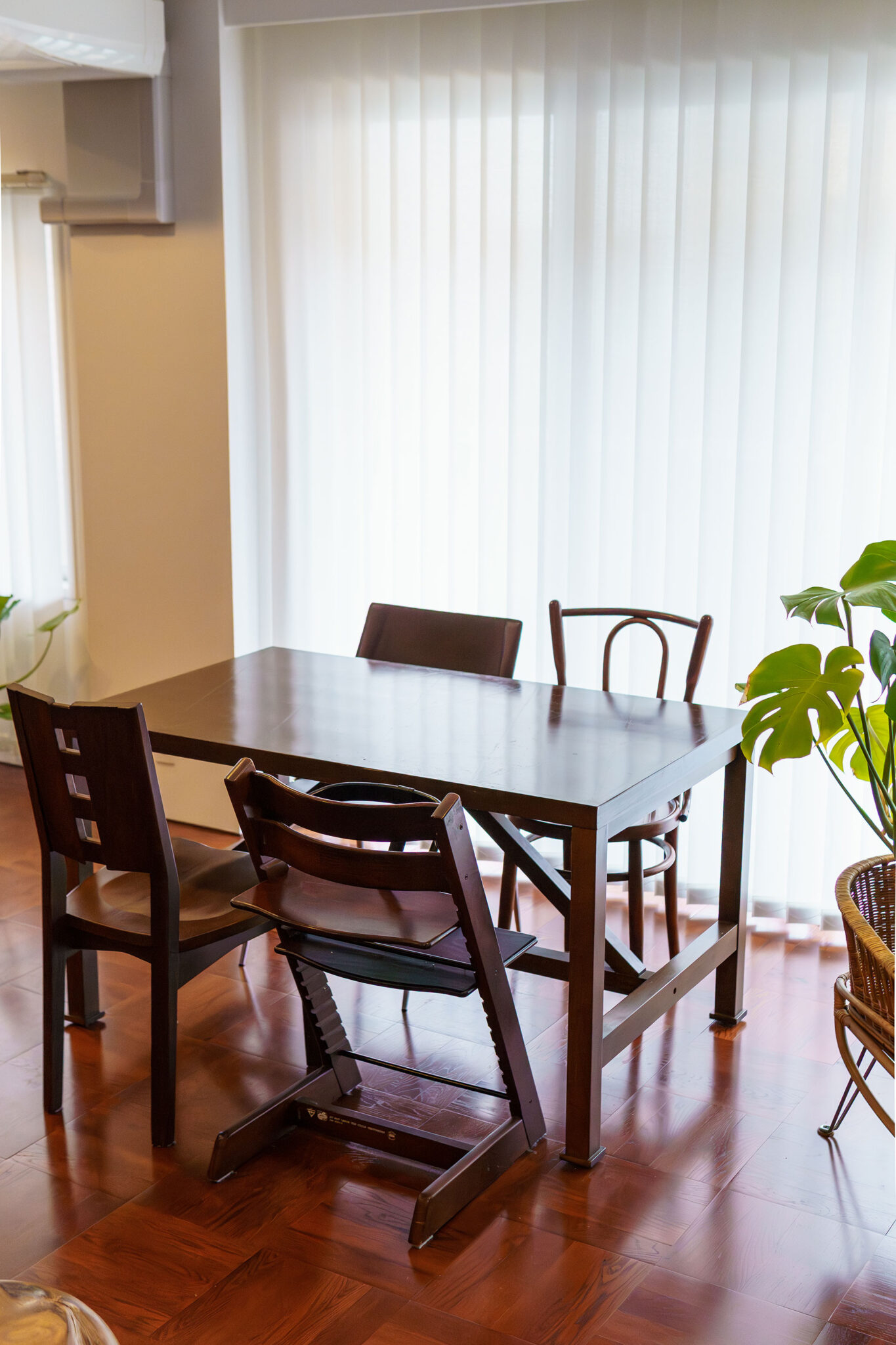 ダイニングテーブルは都内のリサイクルショップで購入。