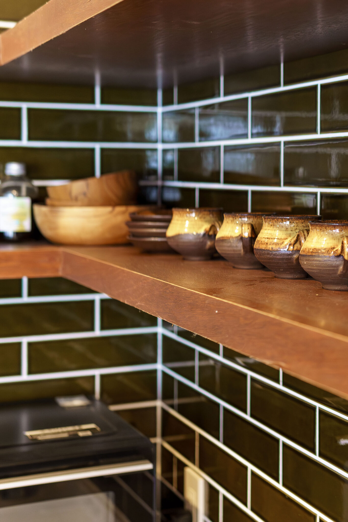 L字型のキッチンに沿って、２段の飾り棚を用意。