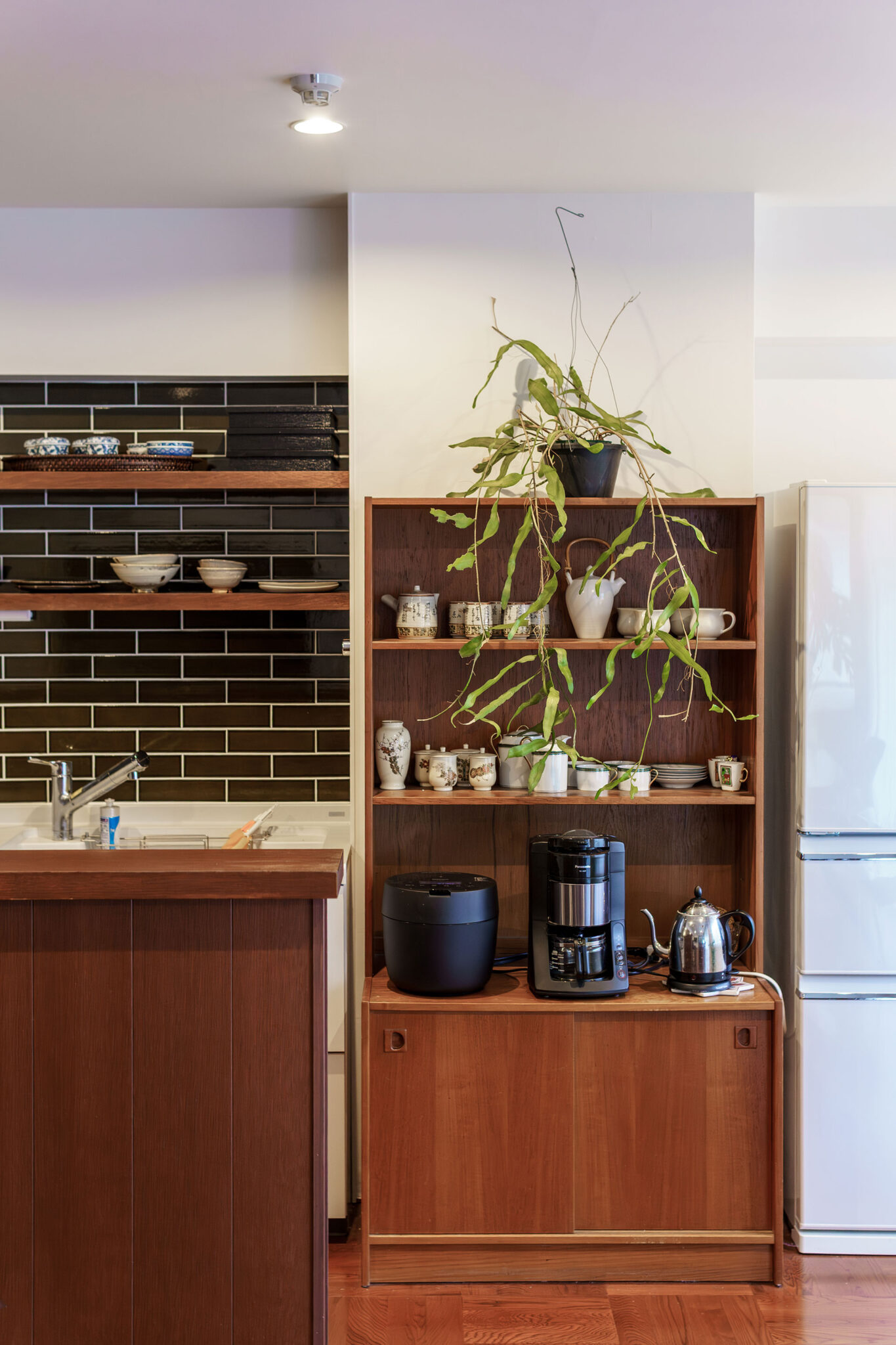 特にお気に入りの器は、キッチン横の食器棚へ。