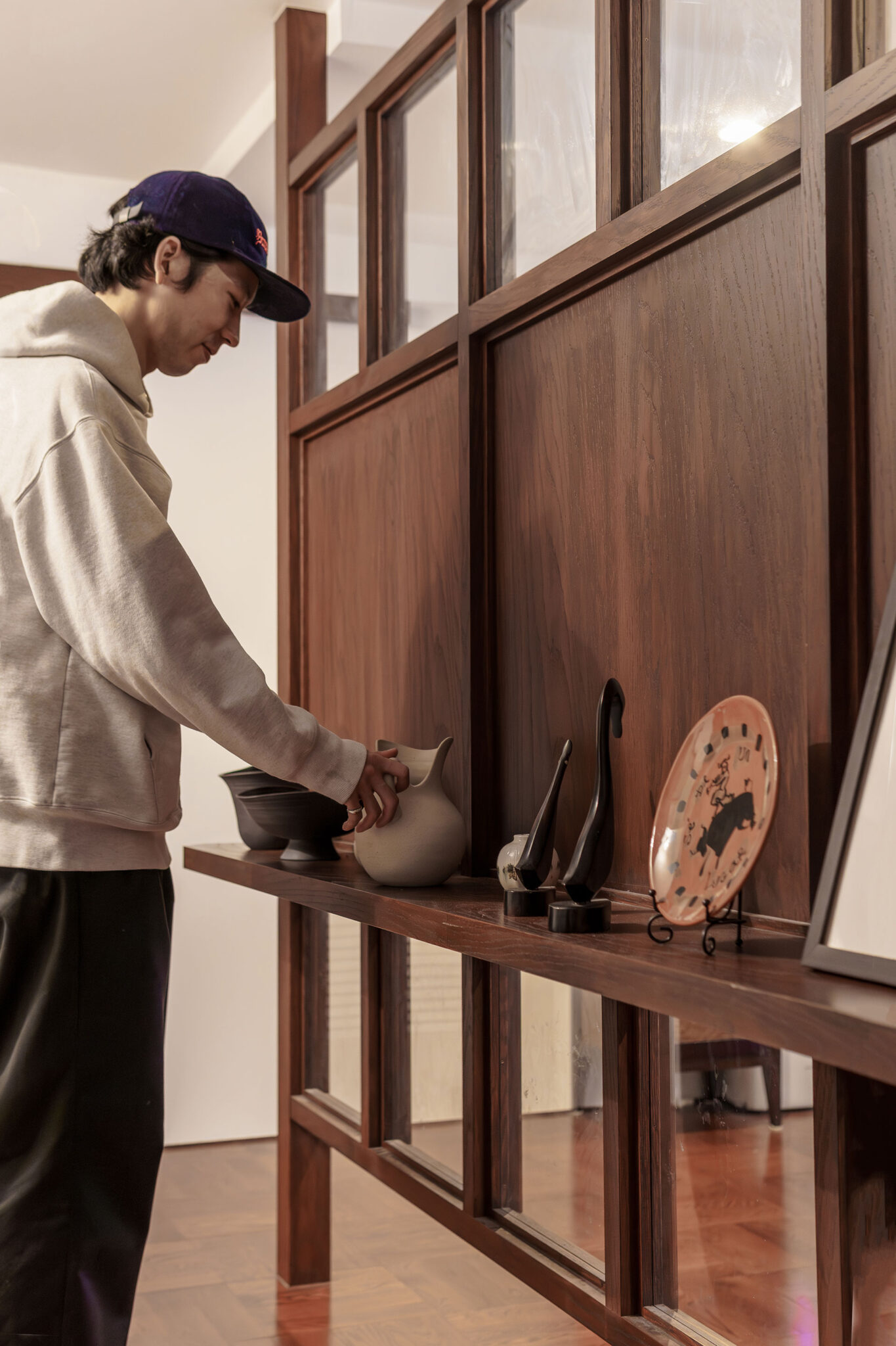 トスカーナ地方のヴィンテージ品や、友人のアーティストの作品などが並ぶ。