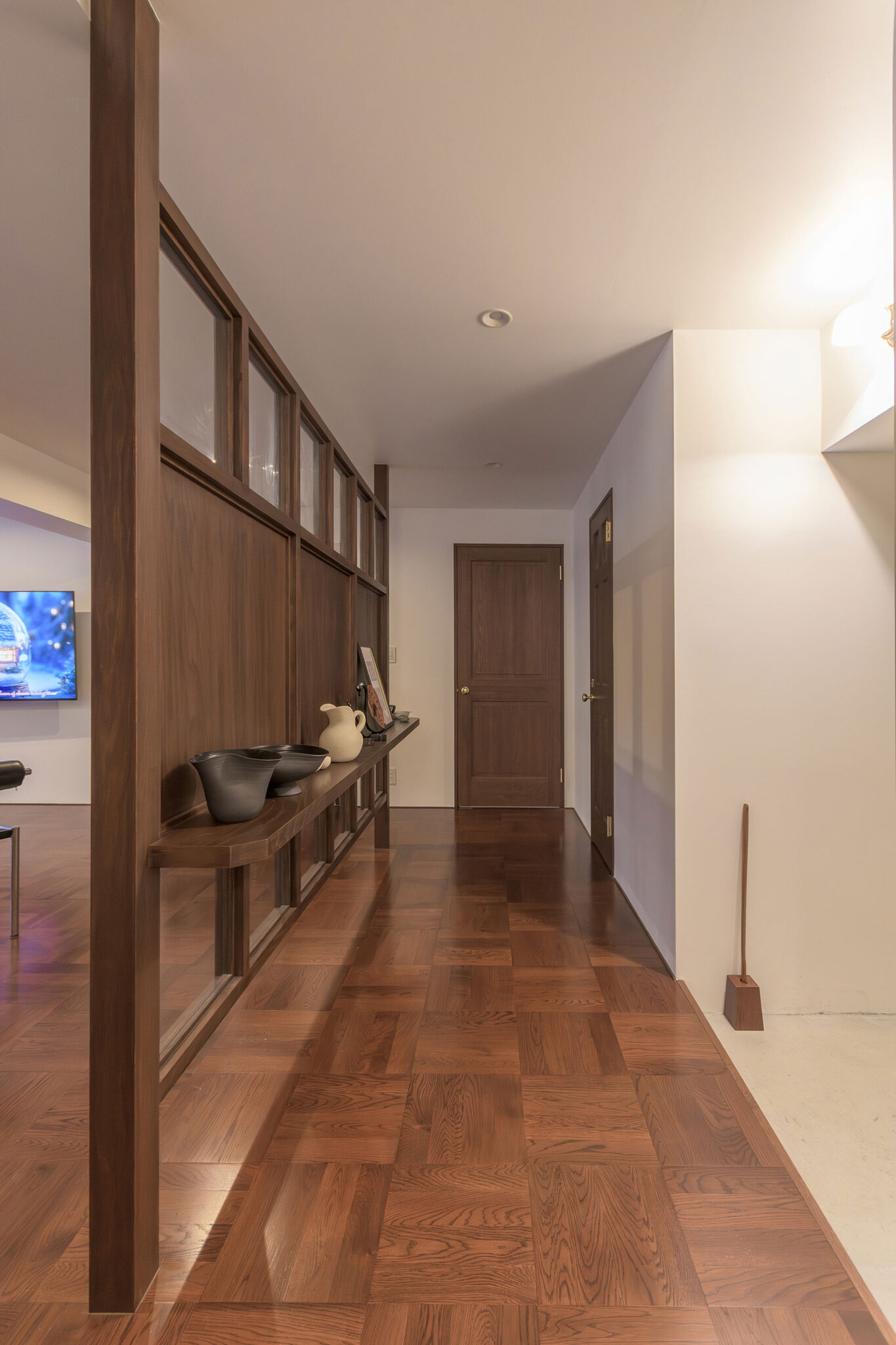 洗面スペースを背にして、正面にあるのは寝室の扉。