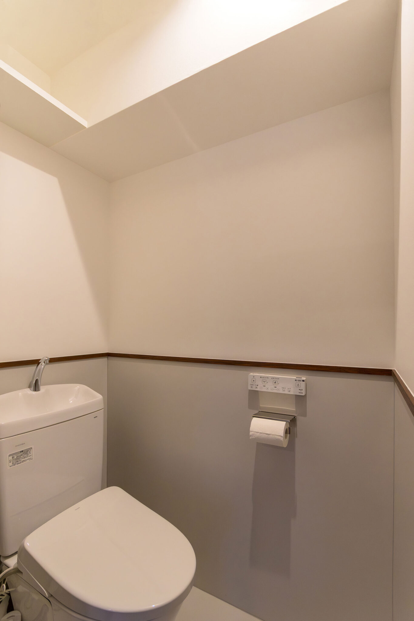 寝室横のトイレは、目線の位置で壁の色を切り替えた。