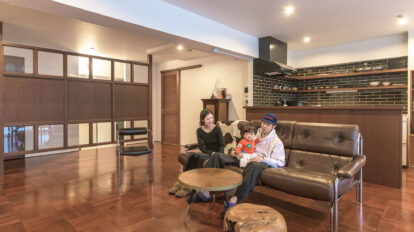 3人家族の90㎡リノベーション 深い赤みブラウンで統一した ワンランク上の広々LDK