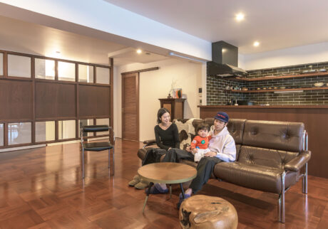 3人家族の90㎡リノベーション深い赤みブラウンで統一したワンランク上の広々LDK