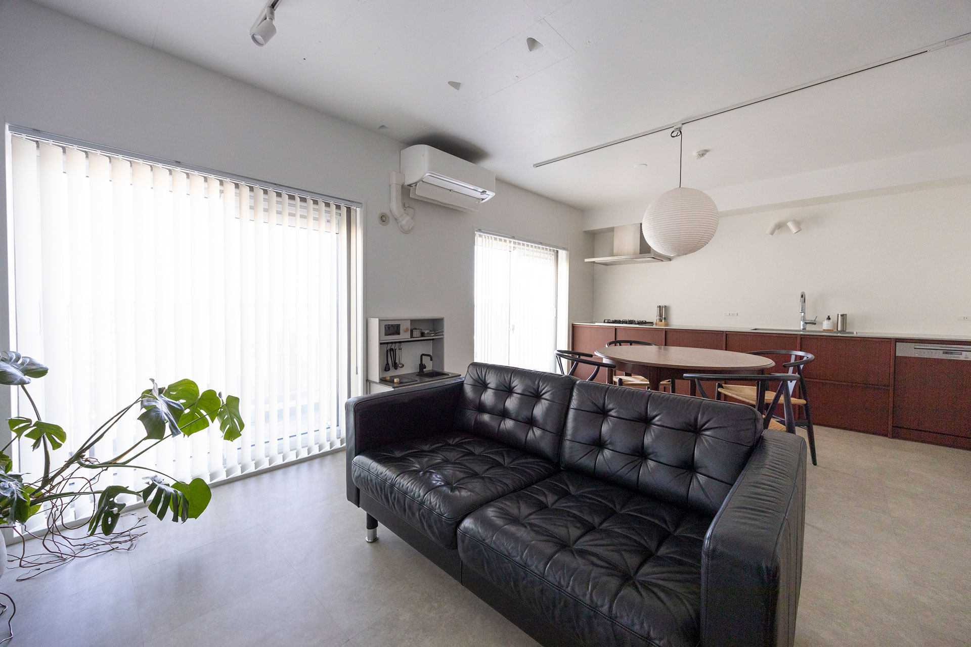 ベランダの向こうは、遠くまで眺望が広がる。