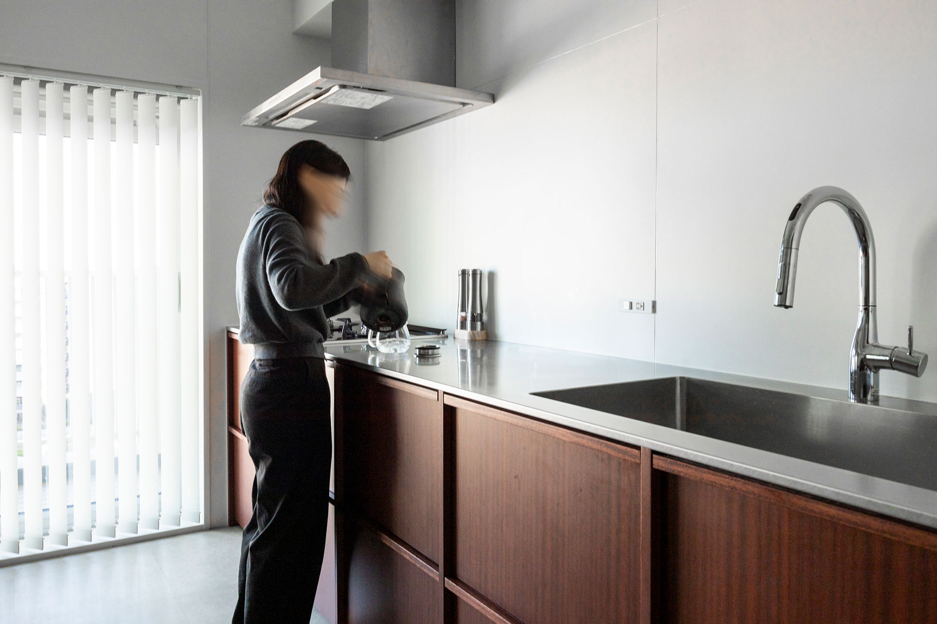 天板はマットなステンレスのバイブレーション仕上げ。厚みや浮き具合なども細かく計画した。