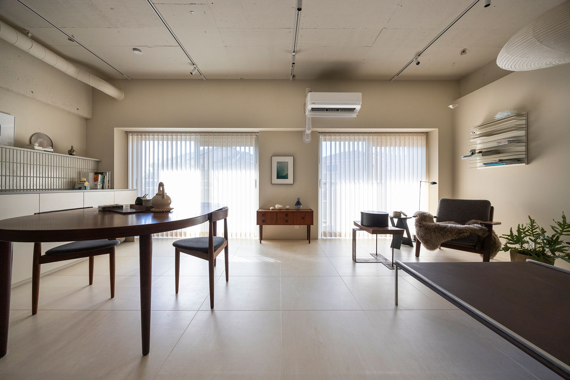 大判の塩ビタイルが整然と敷かれた空間。光の反射がニュアンスを加える。