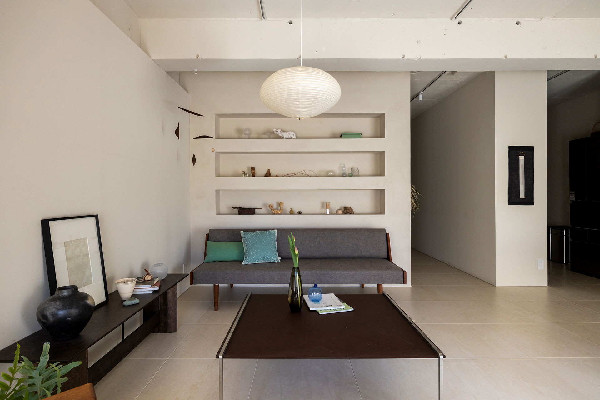 リビングにニッチ収納を設けた。お気に入りの雑貨やアートを飾る。