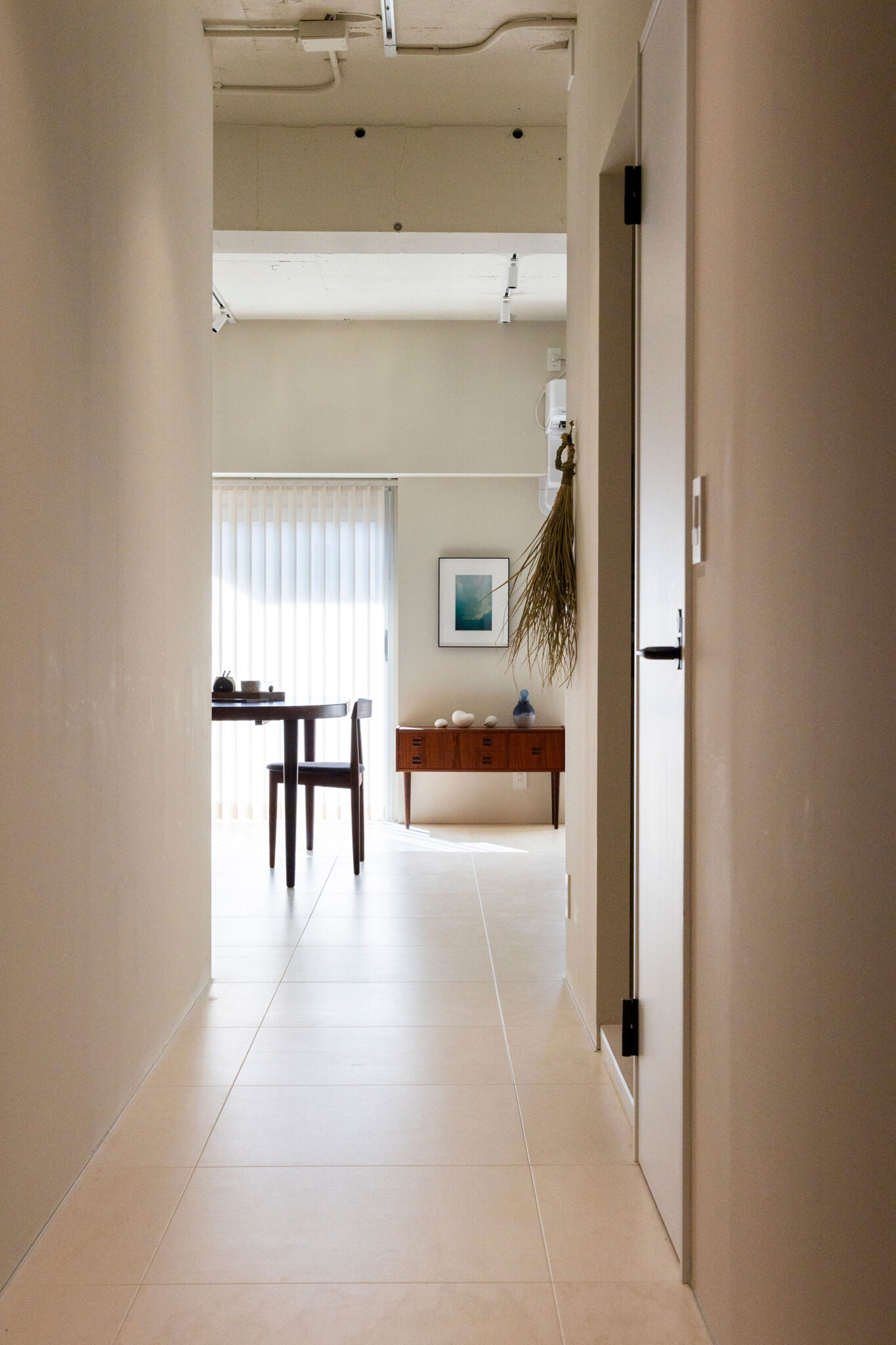 ベランダから光が差し込むLDKへ。