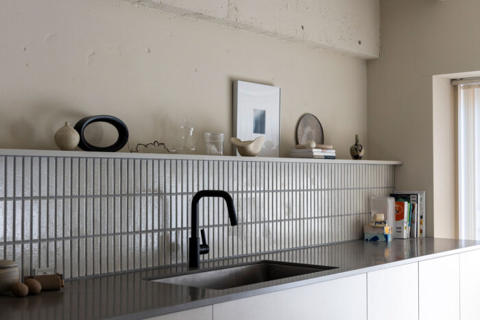 掘り込み部分に、作家ものの器やアートを飾る。名古屋モザイクで選んだ、器のような質感のタイルは縦貼りに。