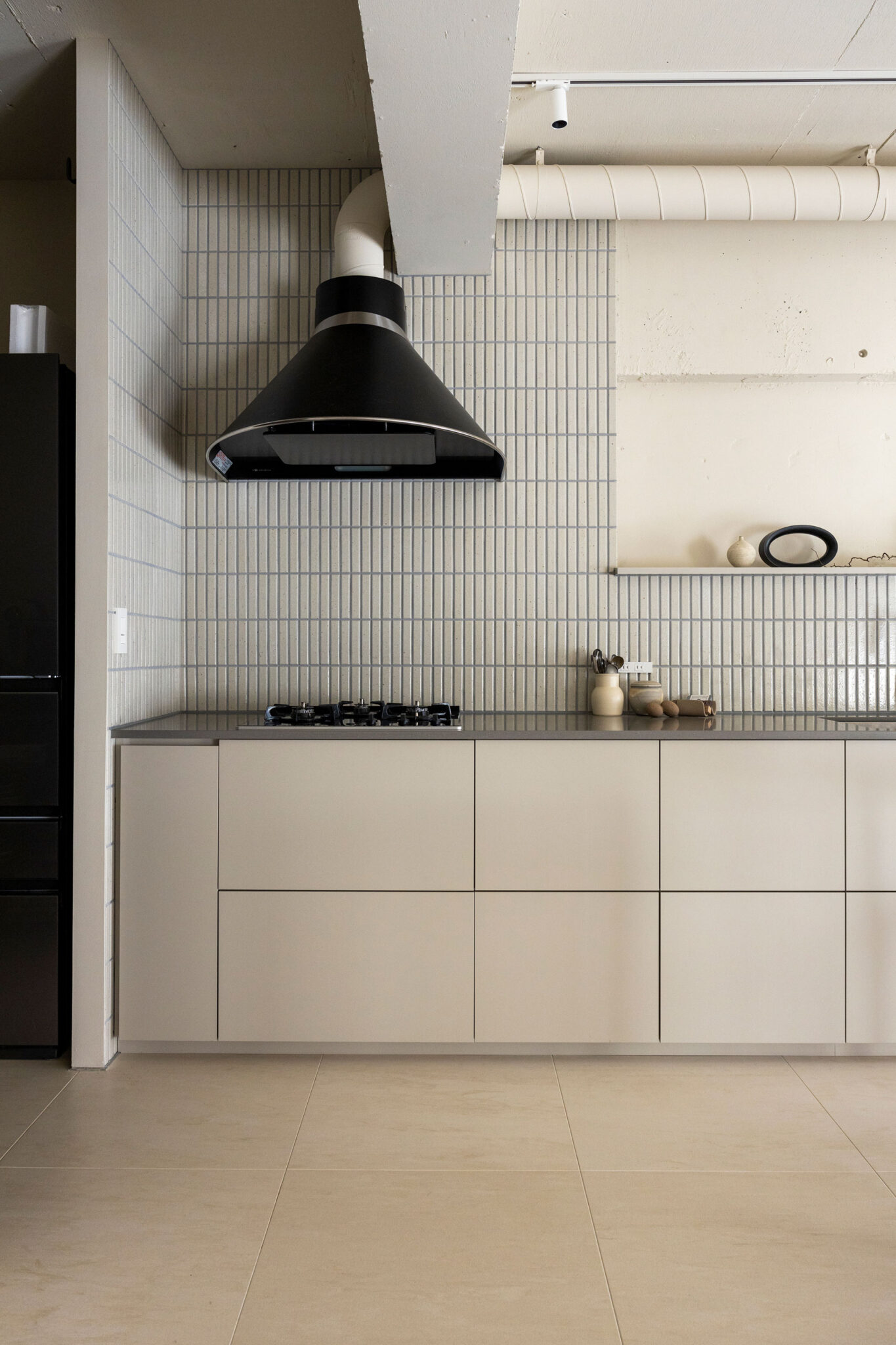 造作キッチンの引き出しはプッシュ式でノイズレスに。レンジフードは、ARIAFINAのAriettaシリーズ。『nuリノベーション』の施工事例や『TO KO SIE』を見て即決。