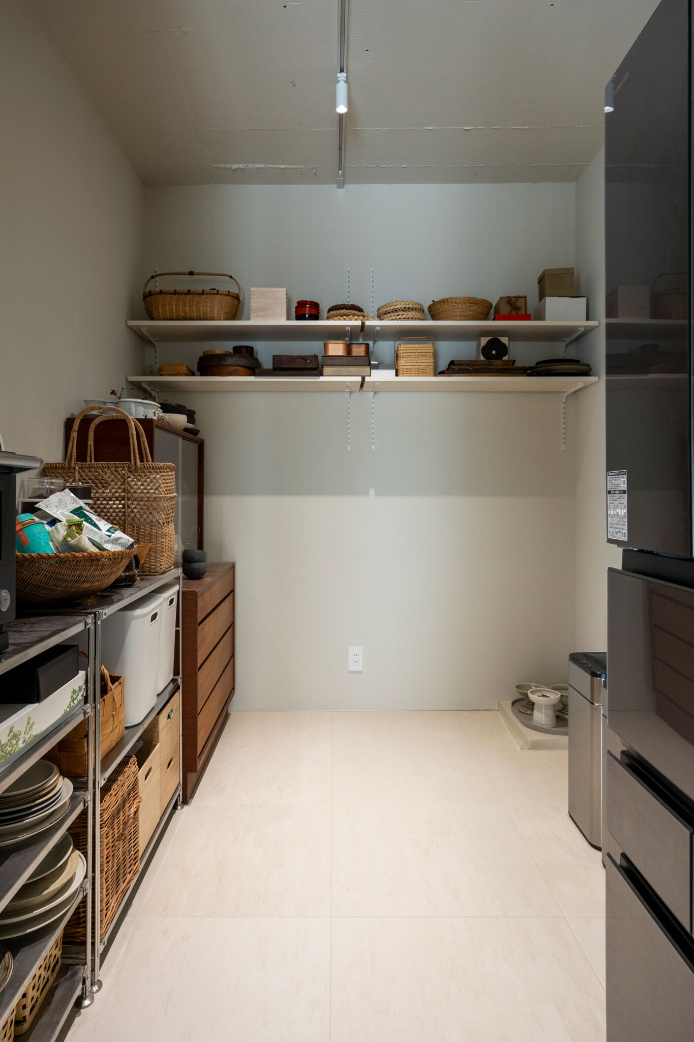3.4畳もある余裕のパントリー。家電や集めて来た和食器、籠ものなどを収める。