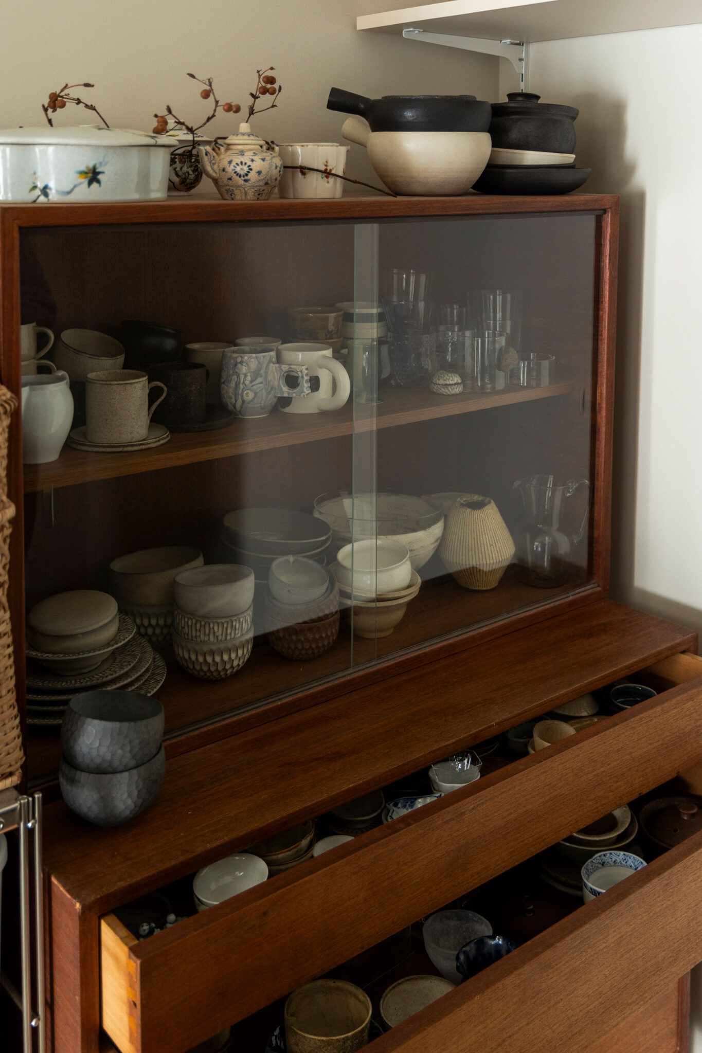レトロな食器棚に、シモヤユミコ、松本郁美などの作家ものの器がたくさん。