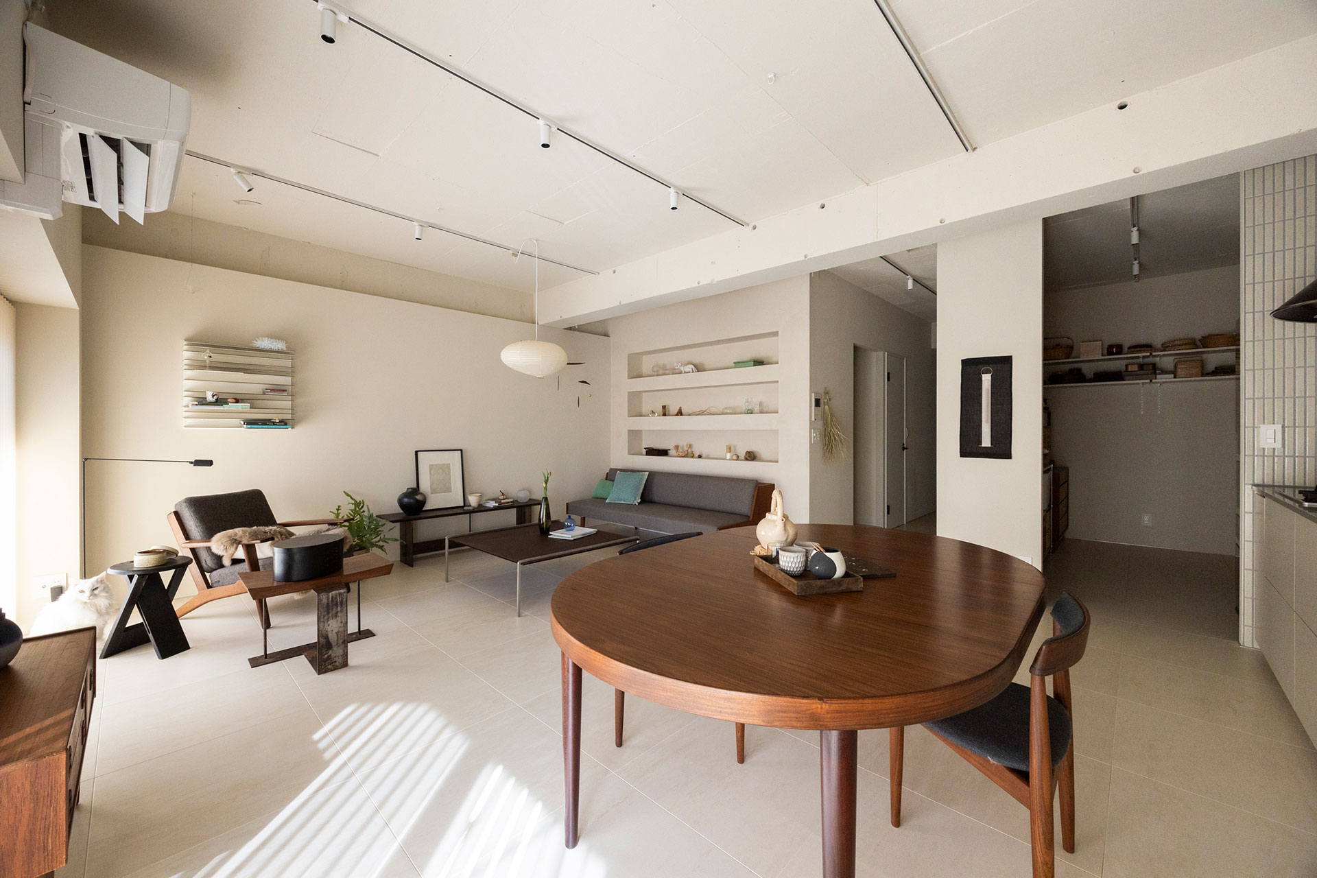 ヴィンテージ家具が、少しベージュの入った空間になじむ。