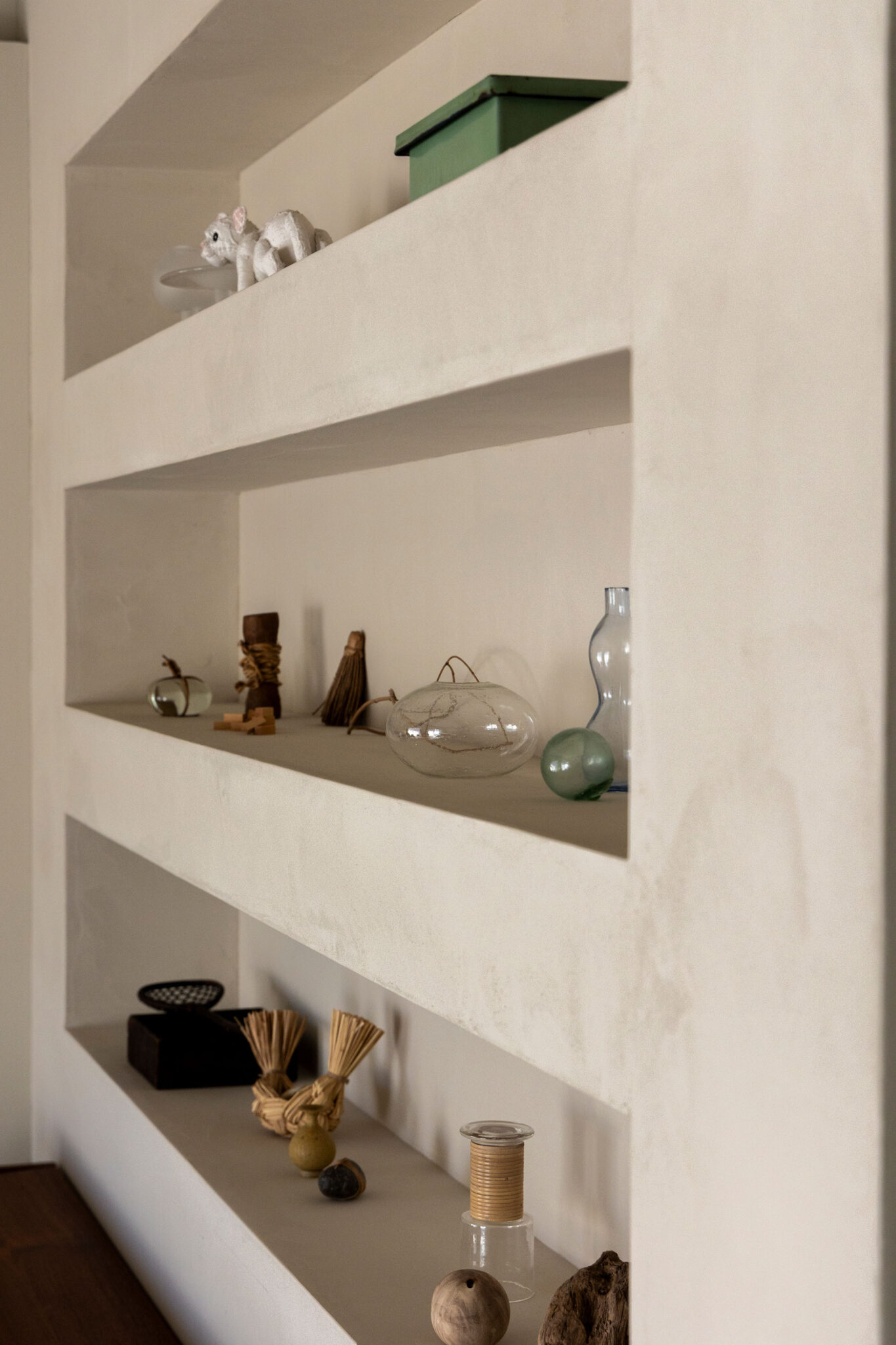 ニッチ収納は、余白を持たせながらお気に入りをコーディネート。こゆきちゃんそっくりな猫の置物は、ぬいぐるみ作家・衣田雅幸のもの。