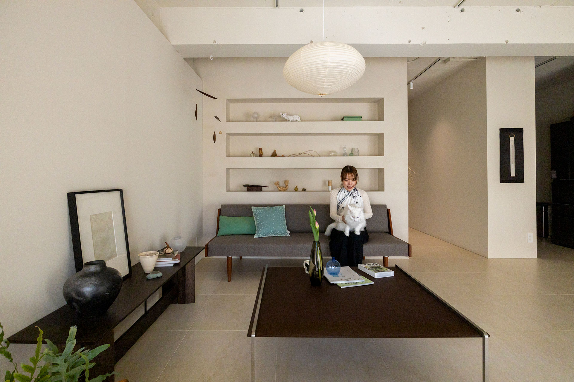 アノニマスのデイベッドで寛ぐ鯉沼まどかさんとこゆきちゃん。目にも麗しいお料理の数々を、インスタグラム (gohan_numako) で披露している。