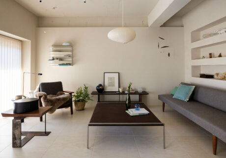 家具とアートと、器を愛でるノイズレスを少し外して“揺らぎ”を表現