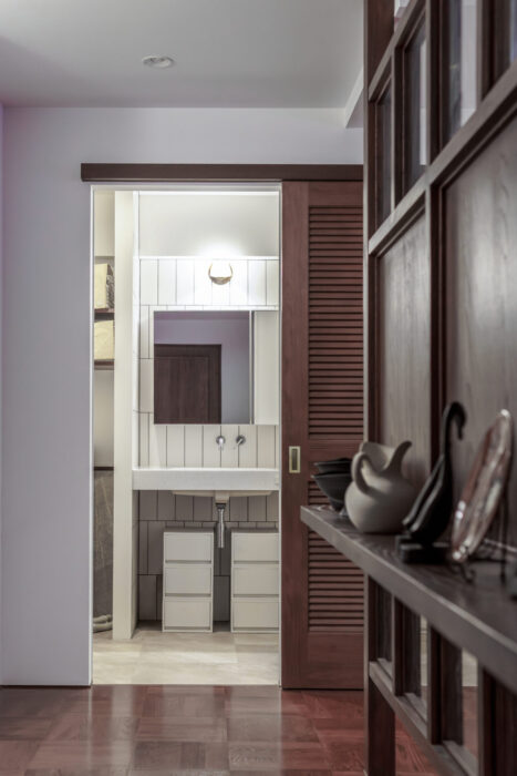 パーテーションの奥にある水回りには、洗濯機、洗面台、浴室を集約。