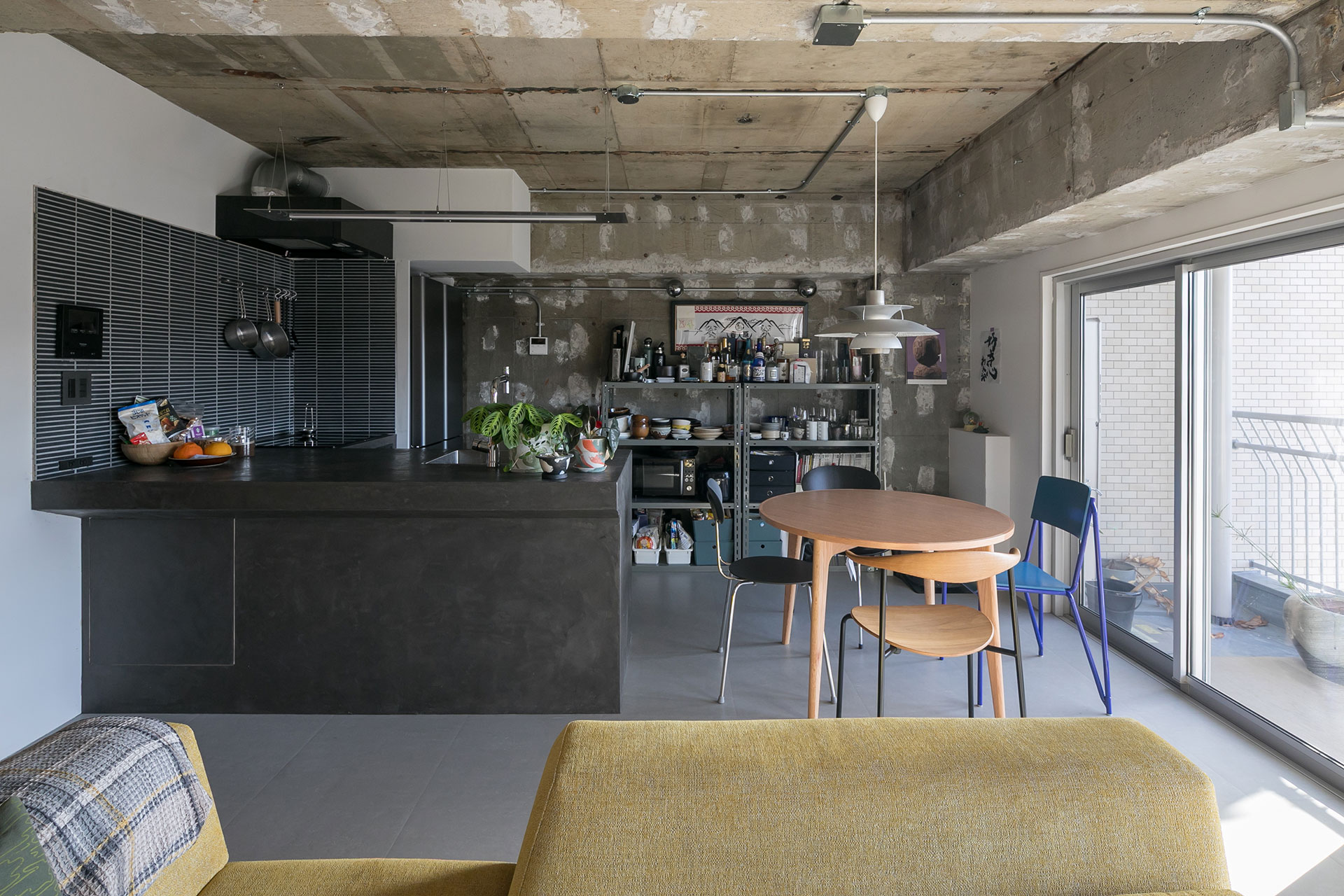 躯体現しの壁、モールテックスで仕上げたグレートーンのキッチン。