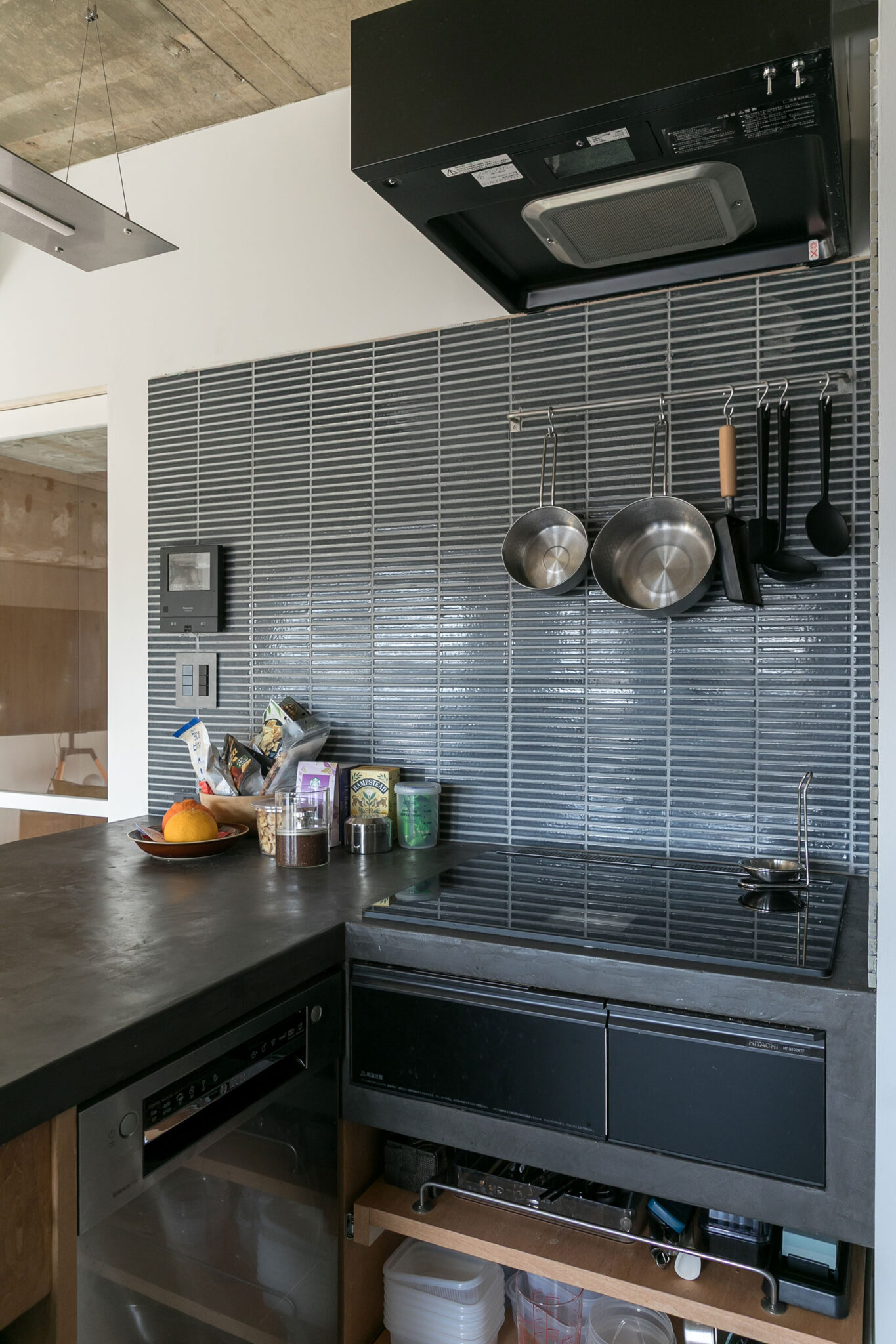 食洗機はBOSCH。コンロは掃除が楽なIHを選択。