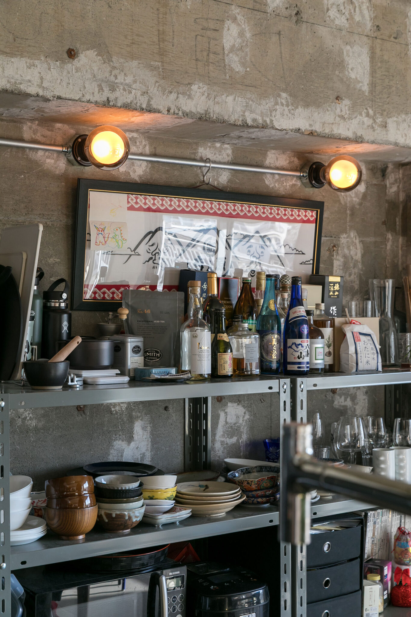 内側が光る照明器具は海外のサイトで発見して購入。