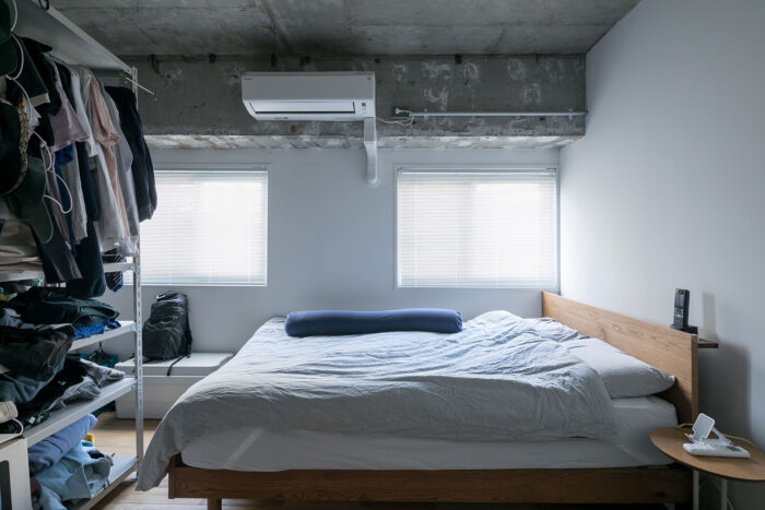 廊下側の扉からも寝室にアクセスできる。