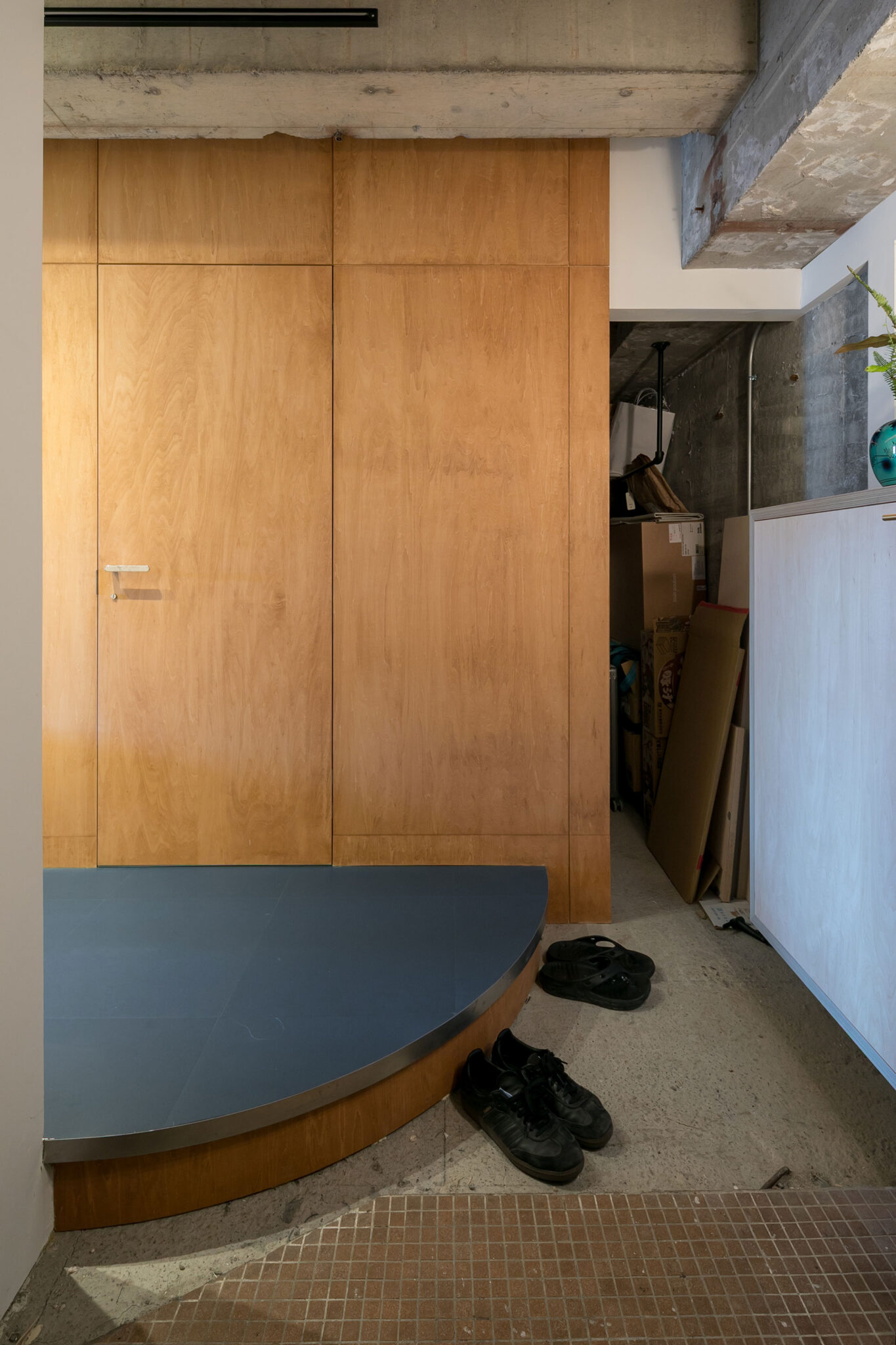 床のはつった跡が味わいとなっている玄関。「ここはそのうちDIYで整えたいとも考えています」