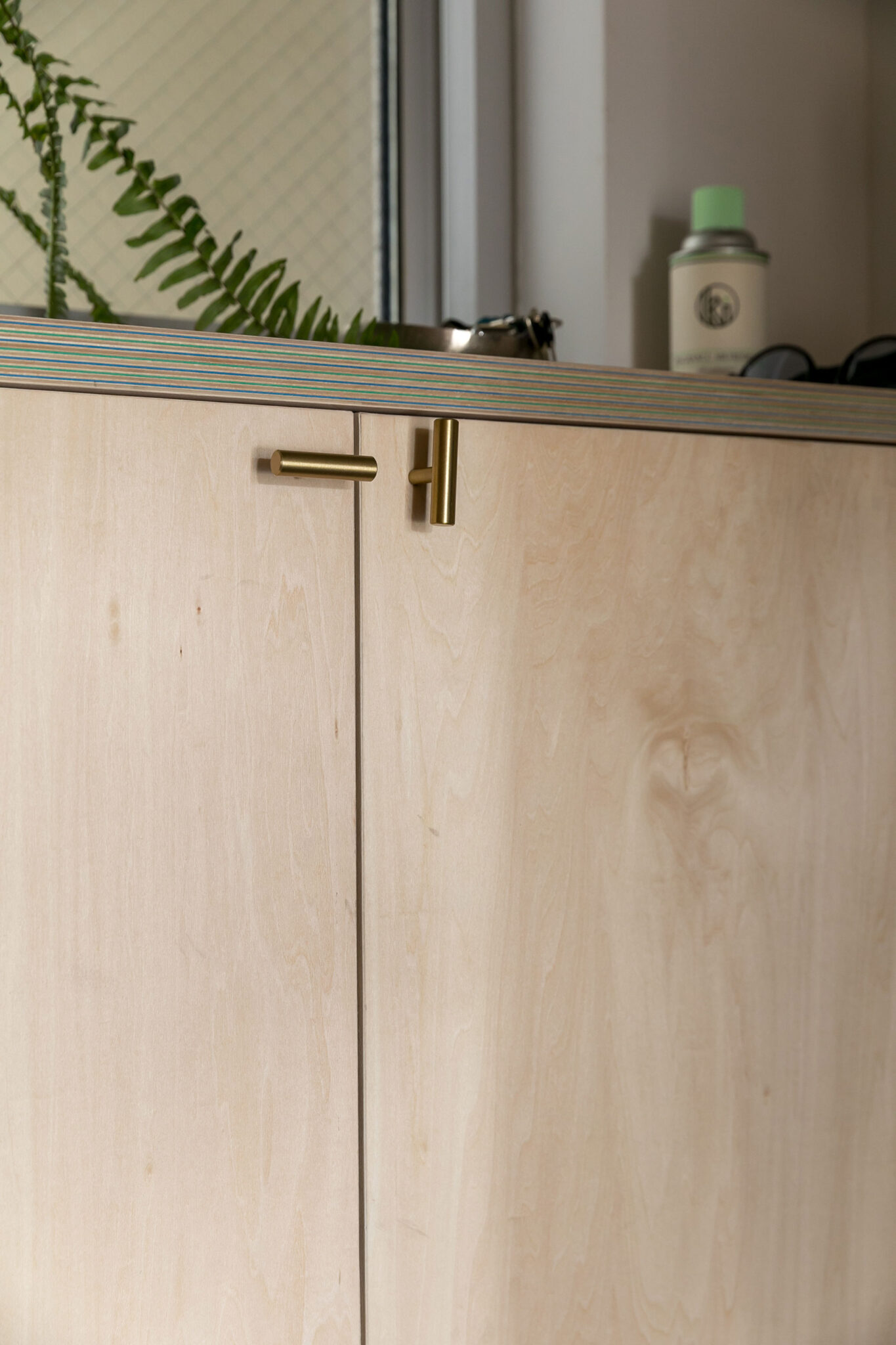 玄関の下足入の扉の取手を縦と横に。